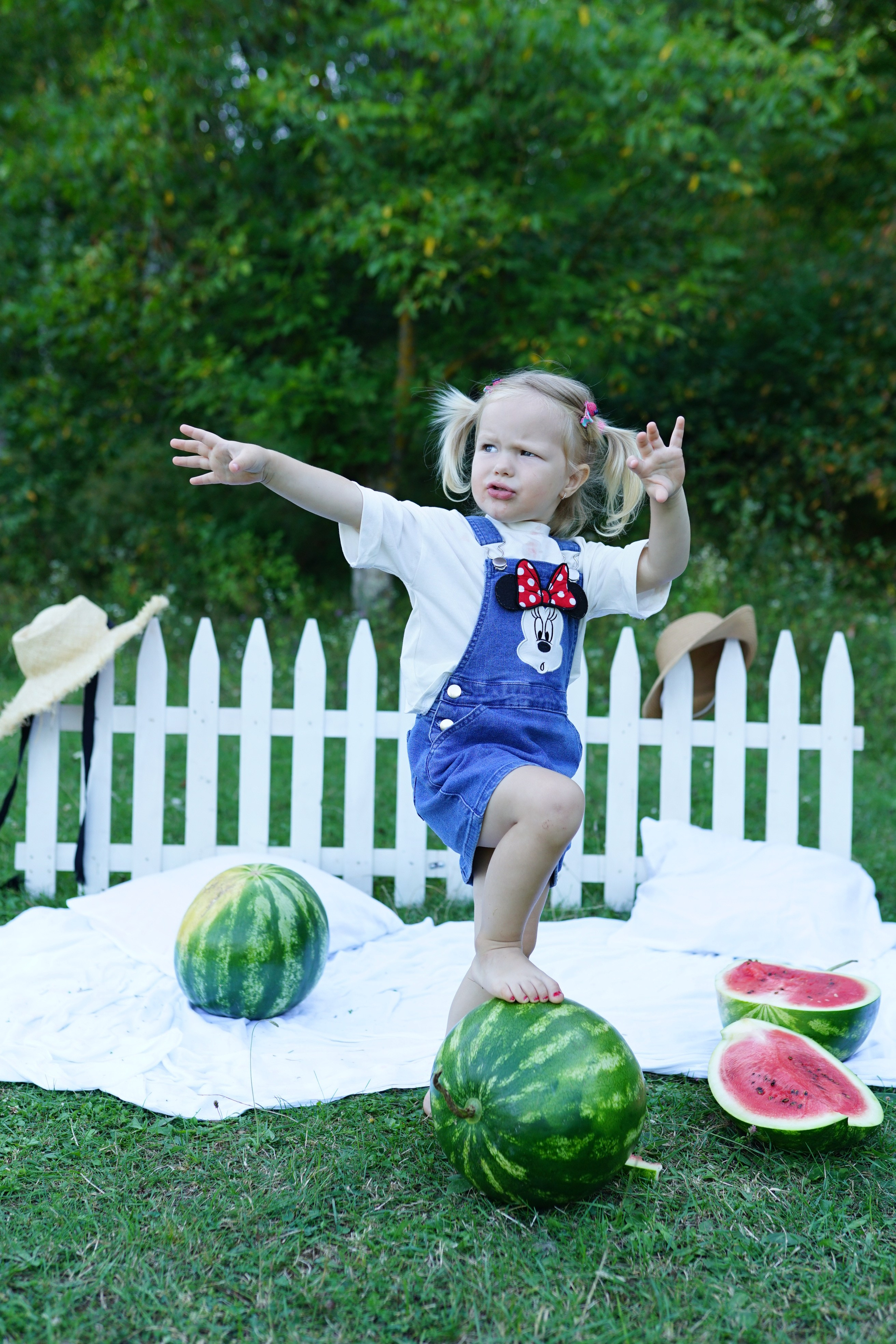 Сімейна фотосесія з кавунами. Family photographer in Kiev Natalia Shkavron
