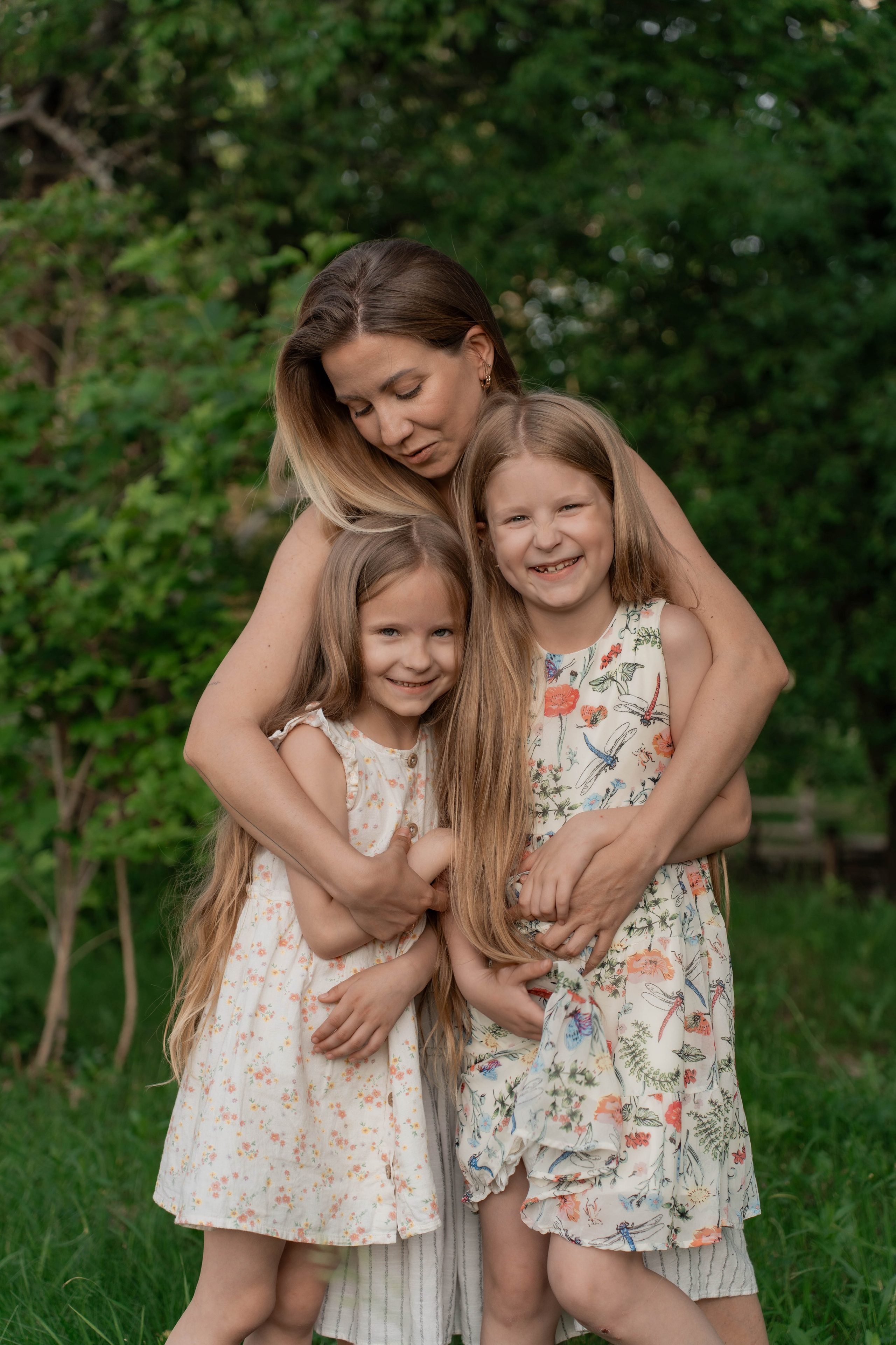 Сімейна фотосесія в Пирогово мами з двома донями. Сімейний фотограф Київ Наталія Шкаврон