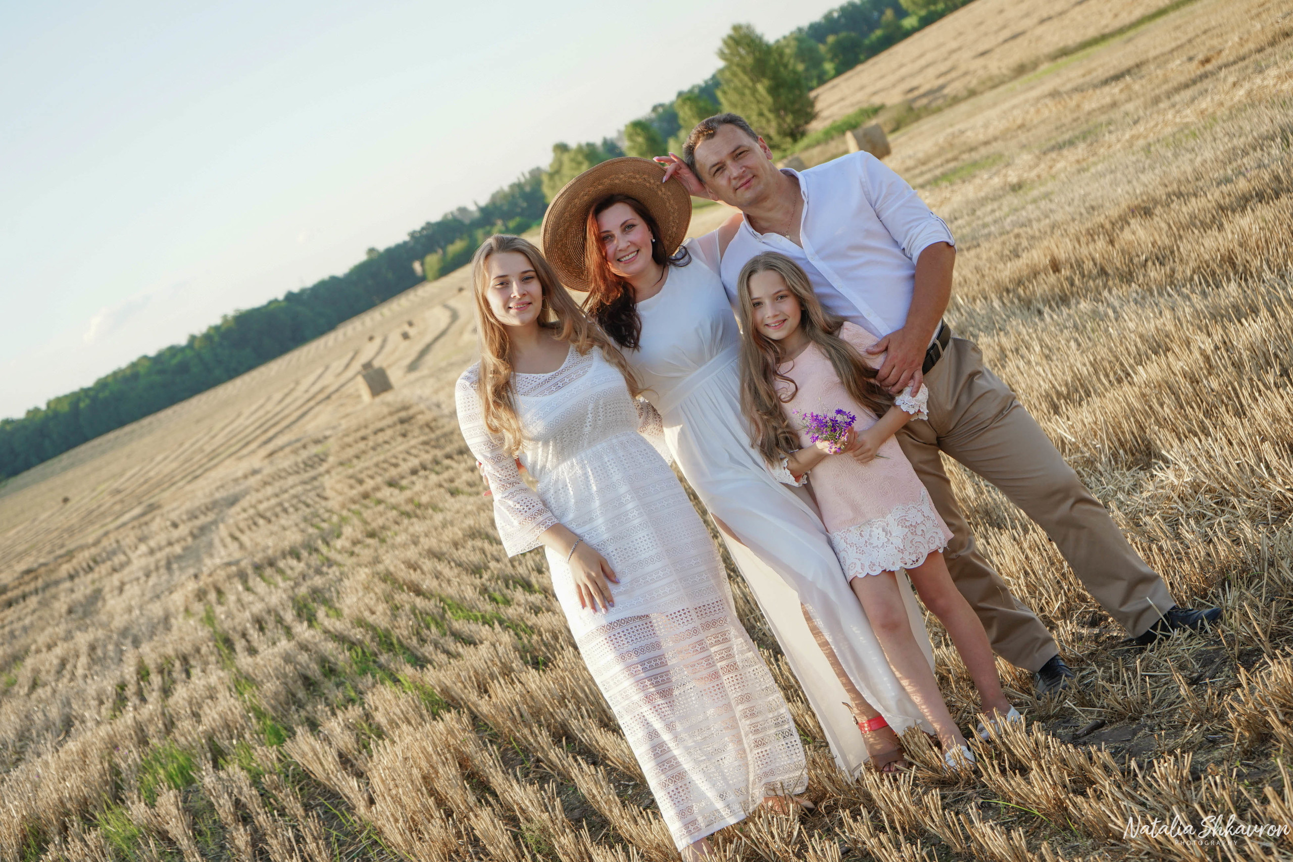Сімейна фотосесія в полі з рулонами соломи. Сімейний фотограф Київ Наталія Шкаврон