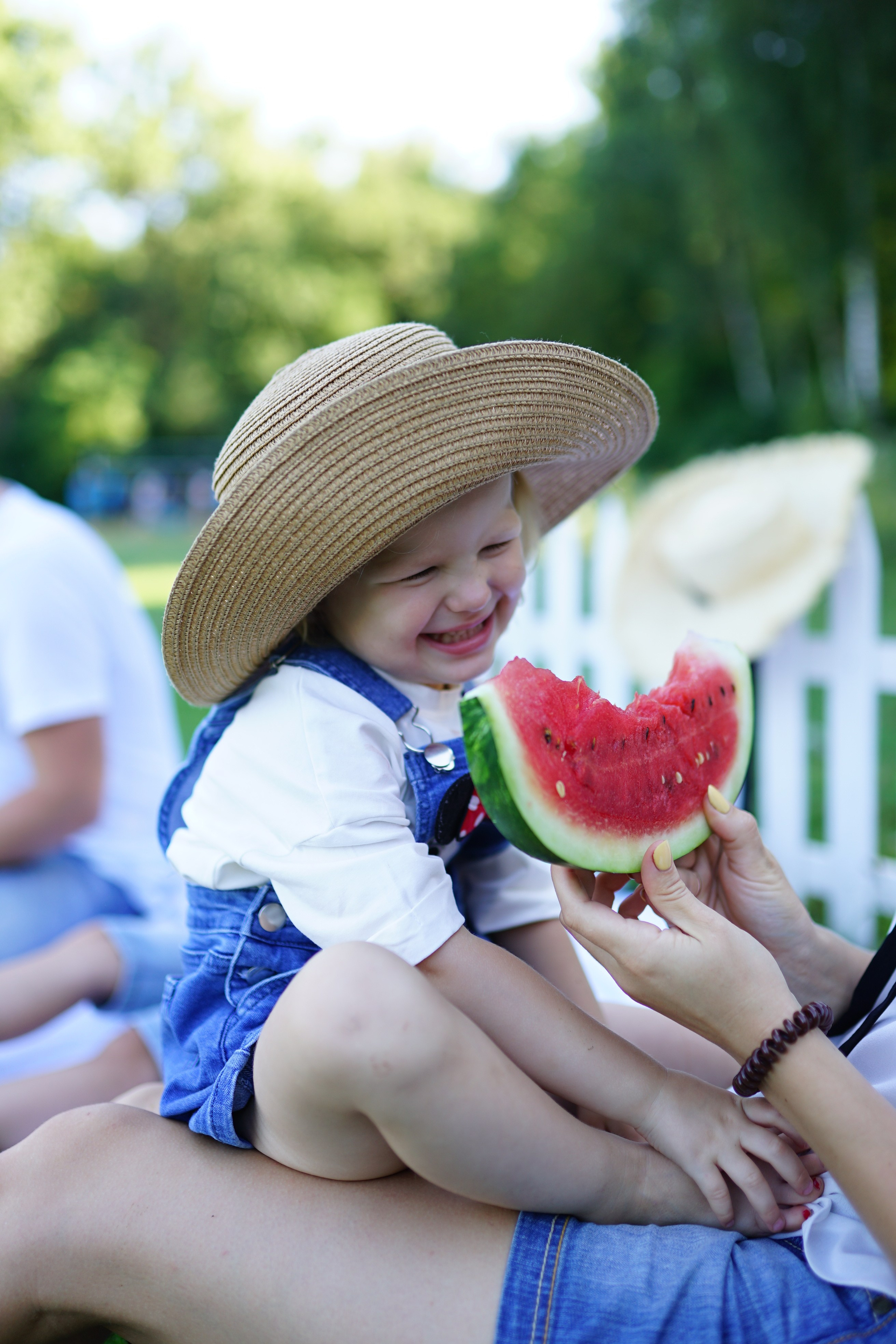 Сімейна фотосесія з кавунами. Family photographer in Kiev Natalia Shkavron