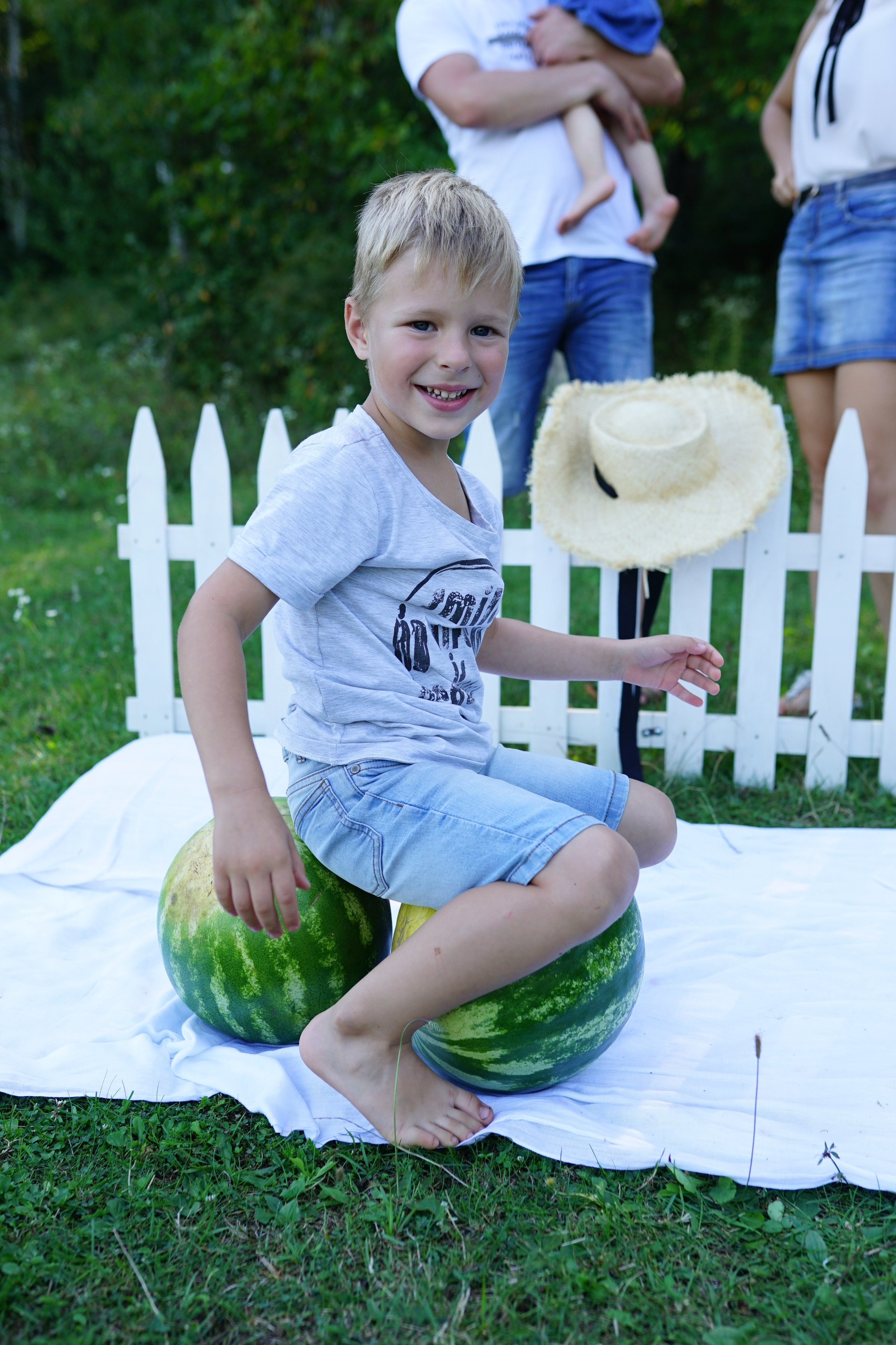 Сімейна фотосесія з кавунами. Family photographer in Kiev Natalia Shkavron