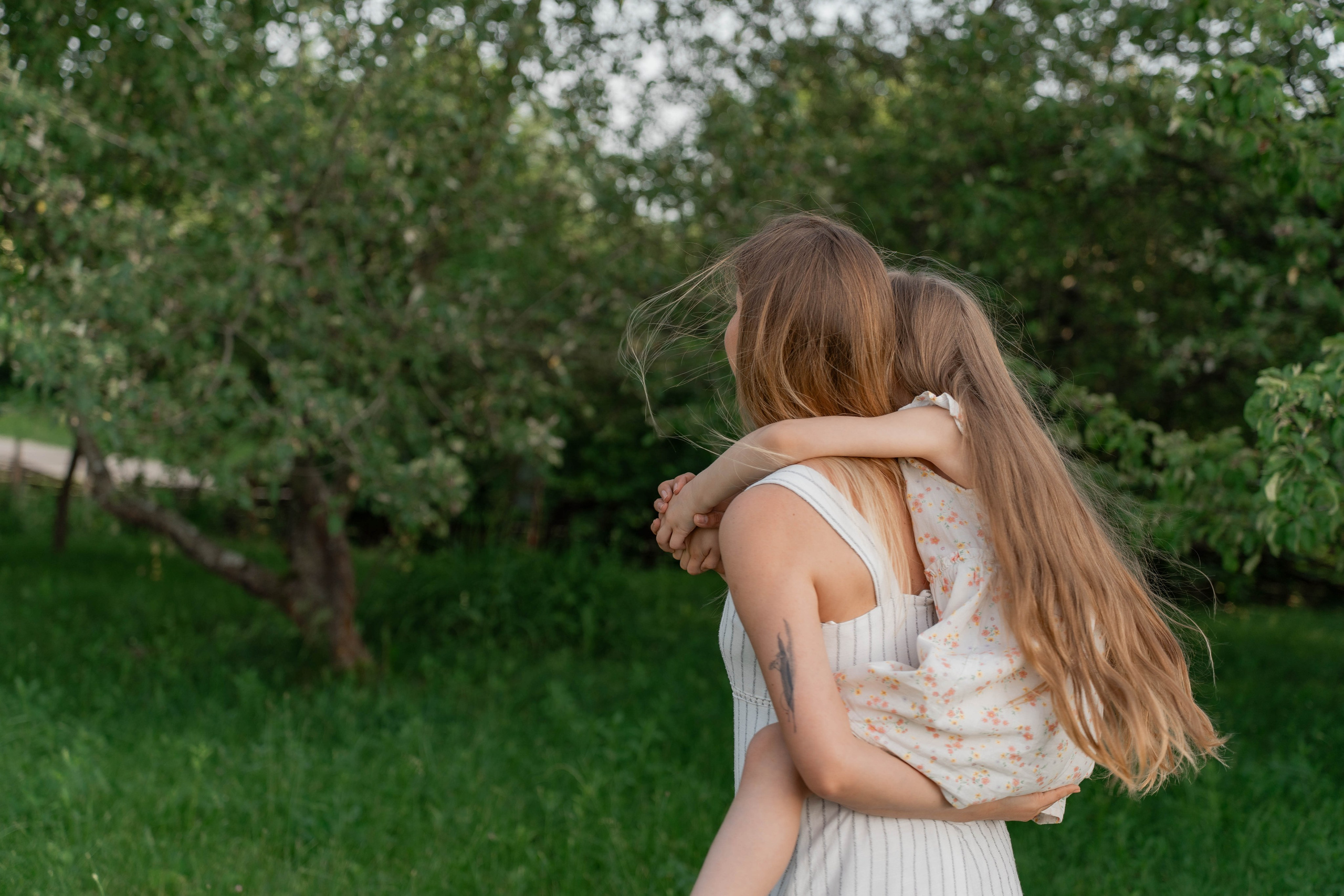 Сімейна фотосесія в Пирогово мами з двома донями. Сімейний фотограф Київ Наталія Шкаврон