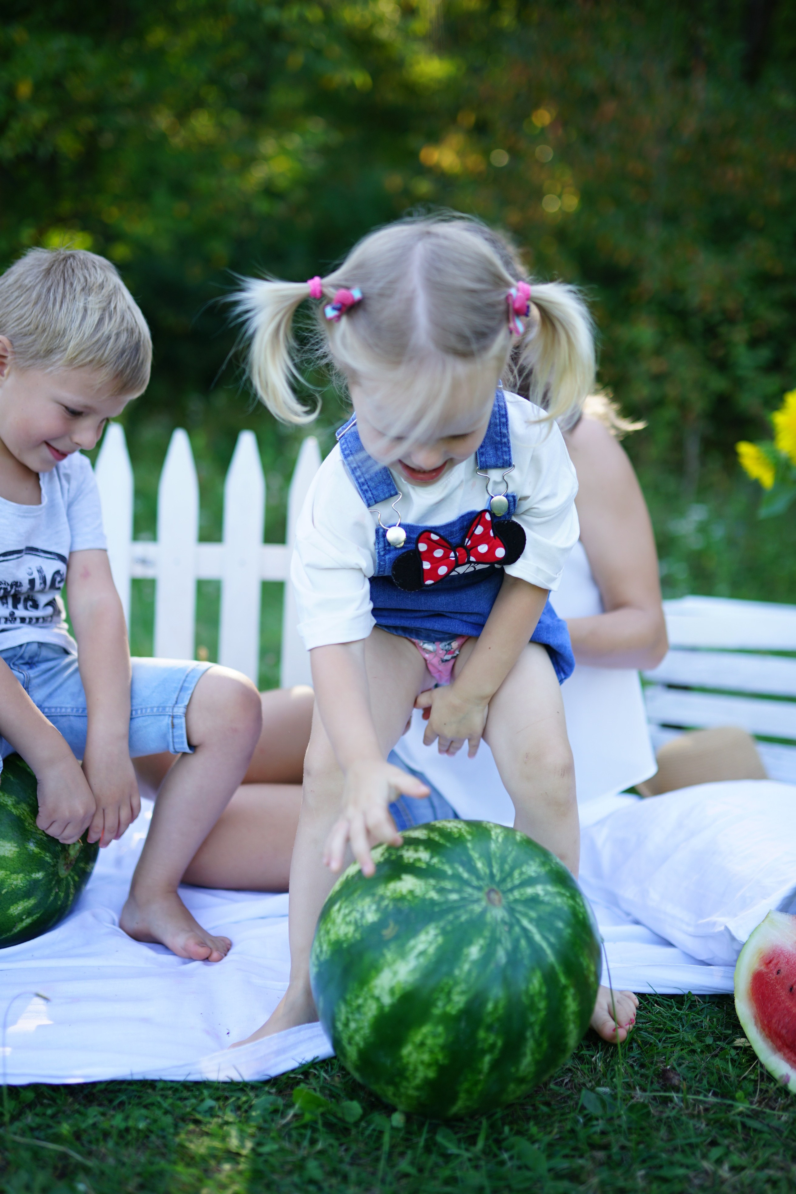 Сімейна фотосесія з кавунами. Family photographer in Kiev Natalia Shkavron
