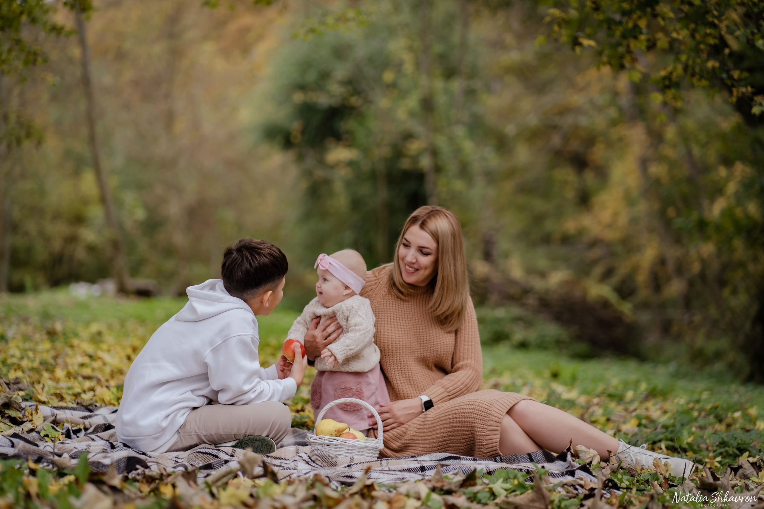 Сімейна фотосесія восени біля води. Family photographer in Kiev Natalia Shkavron