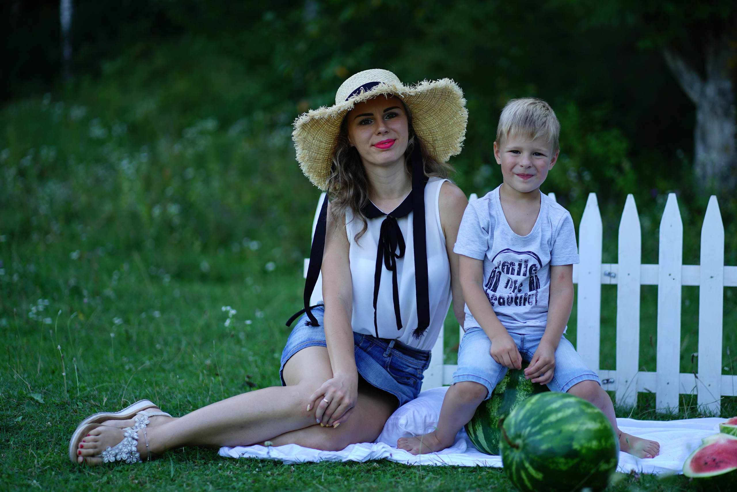 Сімейна фотосесія з кавунами. Family photographer in Kiev Natalia Shkavron