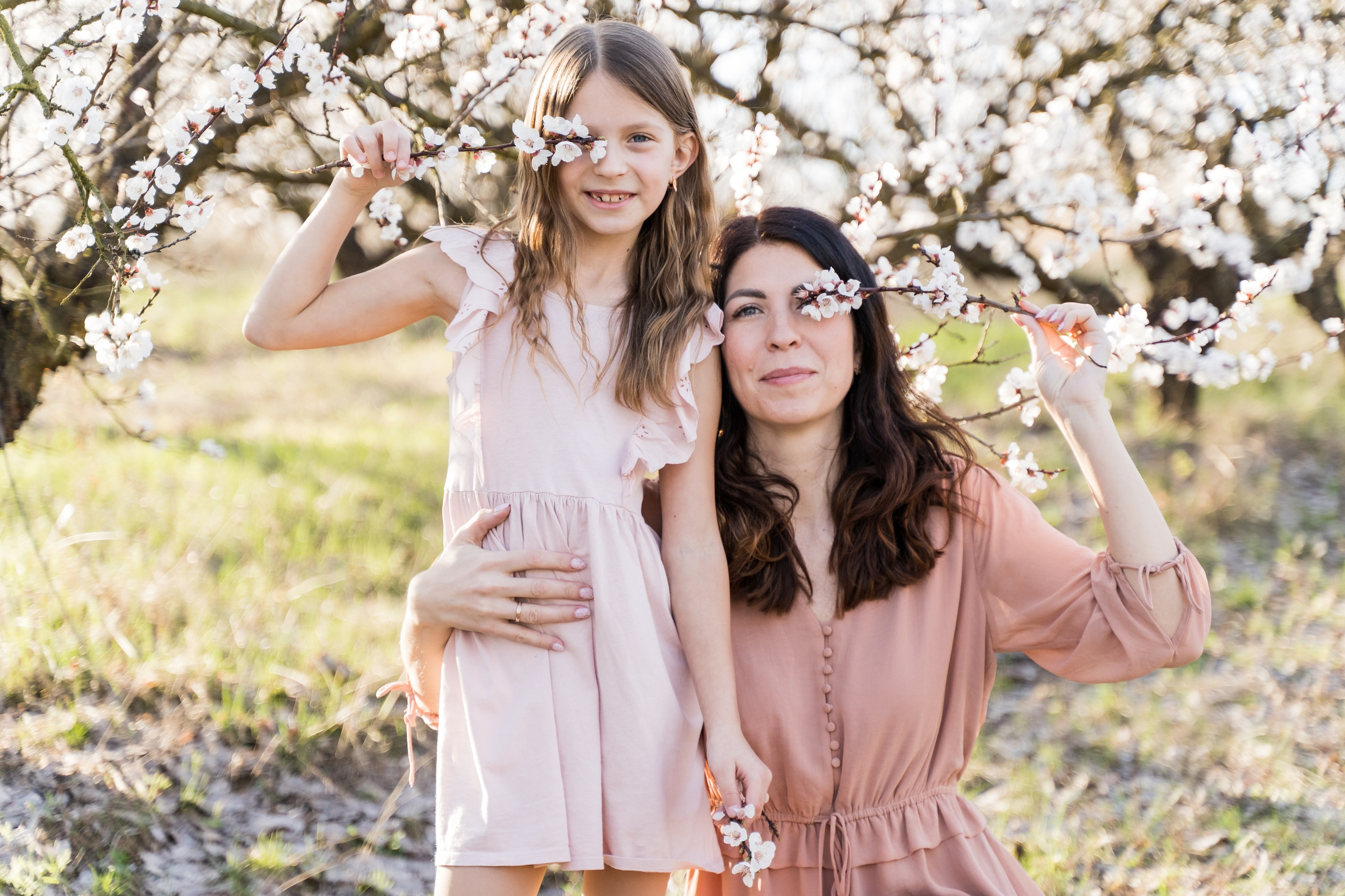 Сімейна фотосесія в абрикосовому саду, фотограф київ, сімейний фотограф київ, локація абрикосовий сад