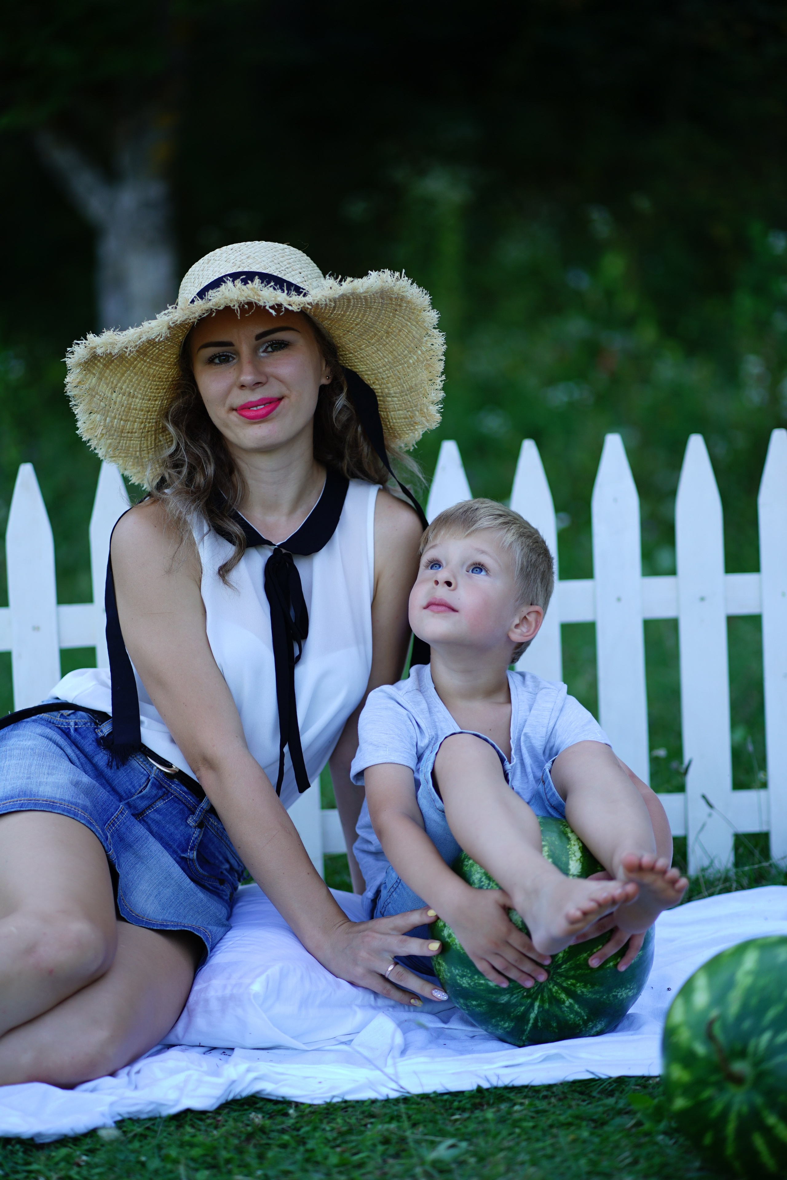 Сімейна фотосесія з кавунами. Family photographer in Kiev Natalia Shkavron