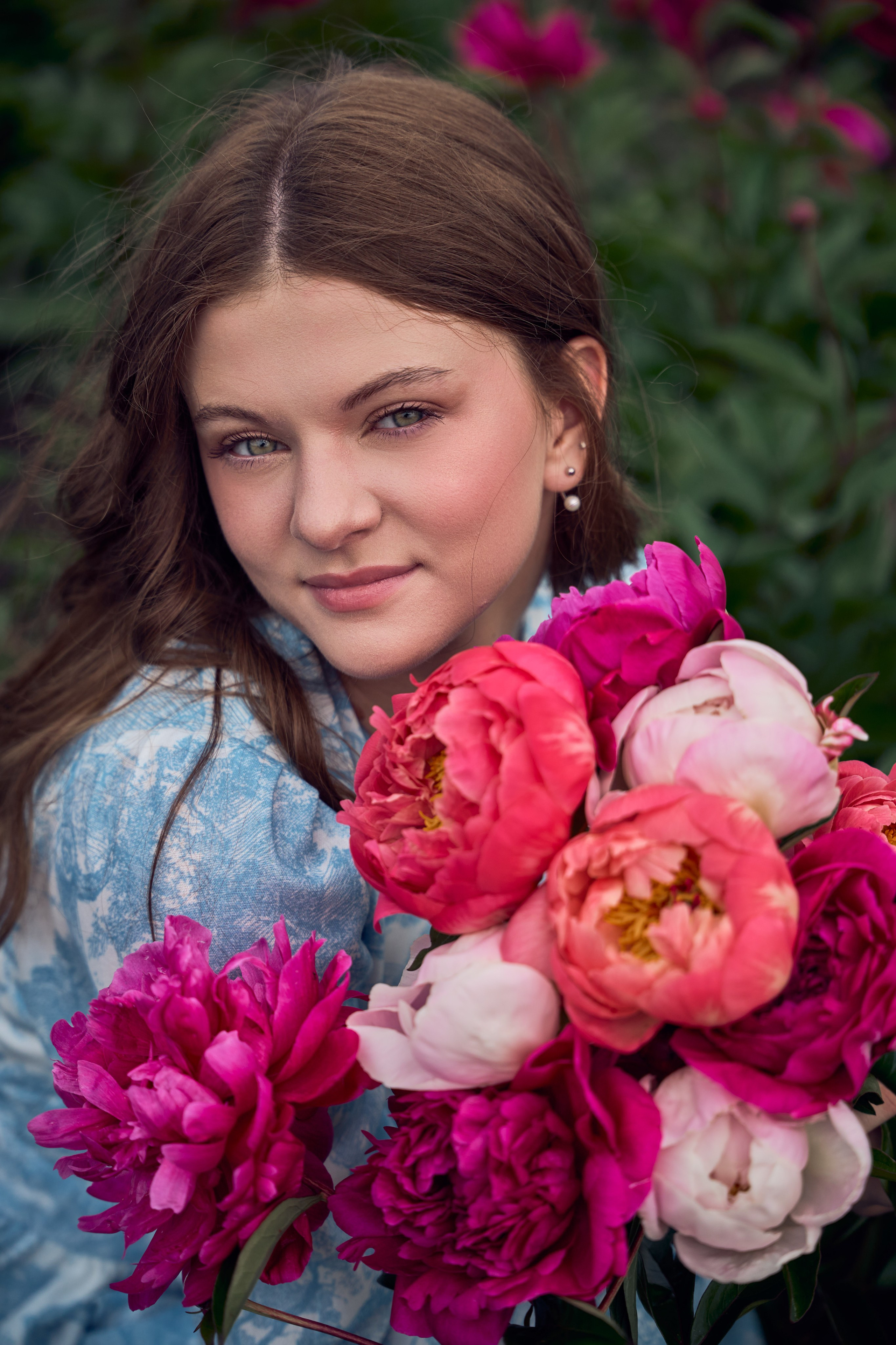 Сімейна фотосесія з піонами у Добропарку. Family photographer in Kiev Natalia Shkavron