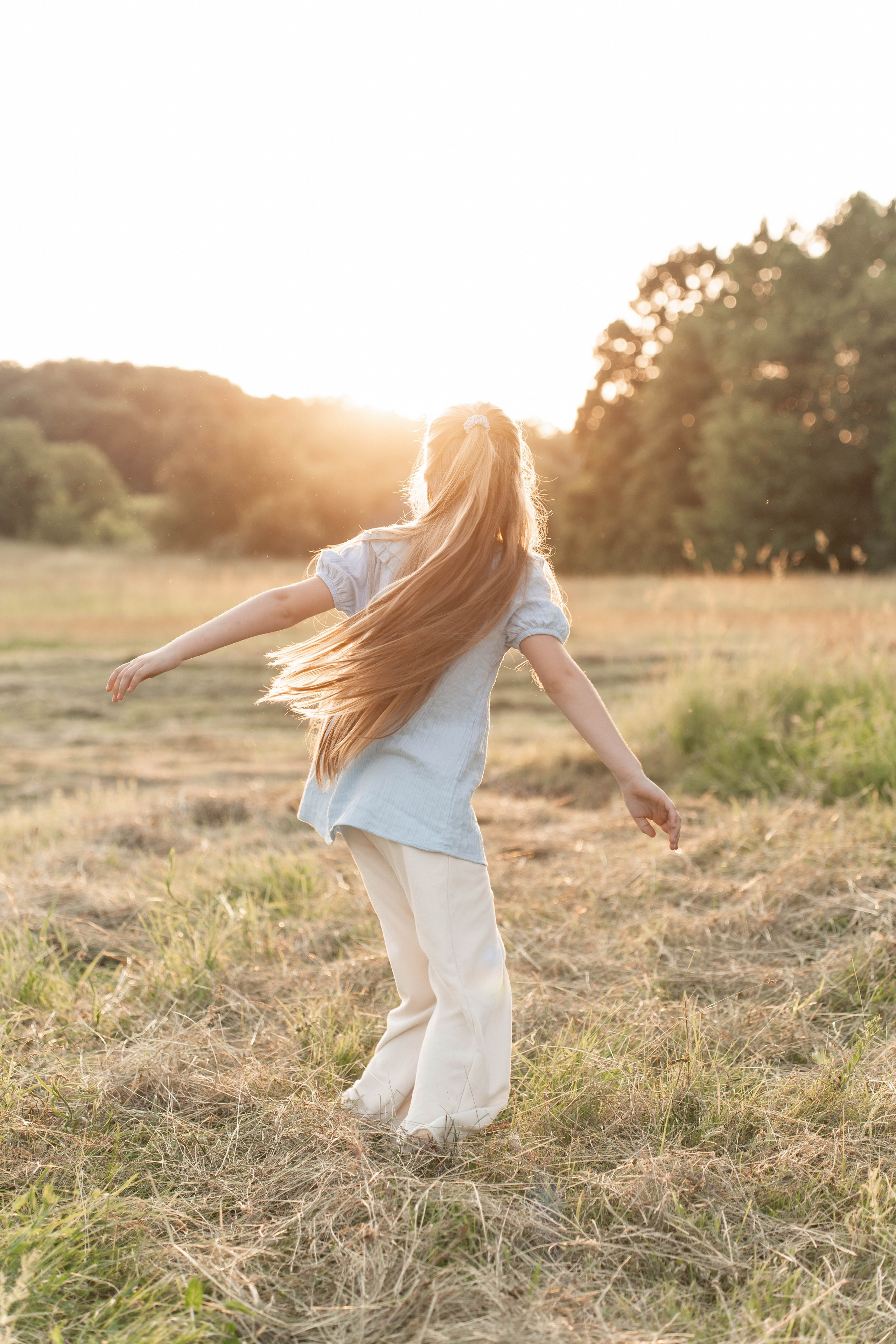 Сімейна фотосесія в Пирогово мами з двома донями. Сімейний фотограф Київ Наталія Шкаврон