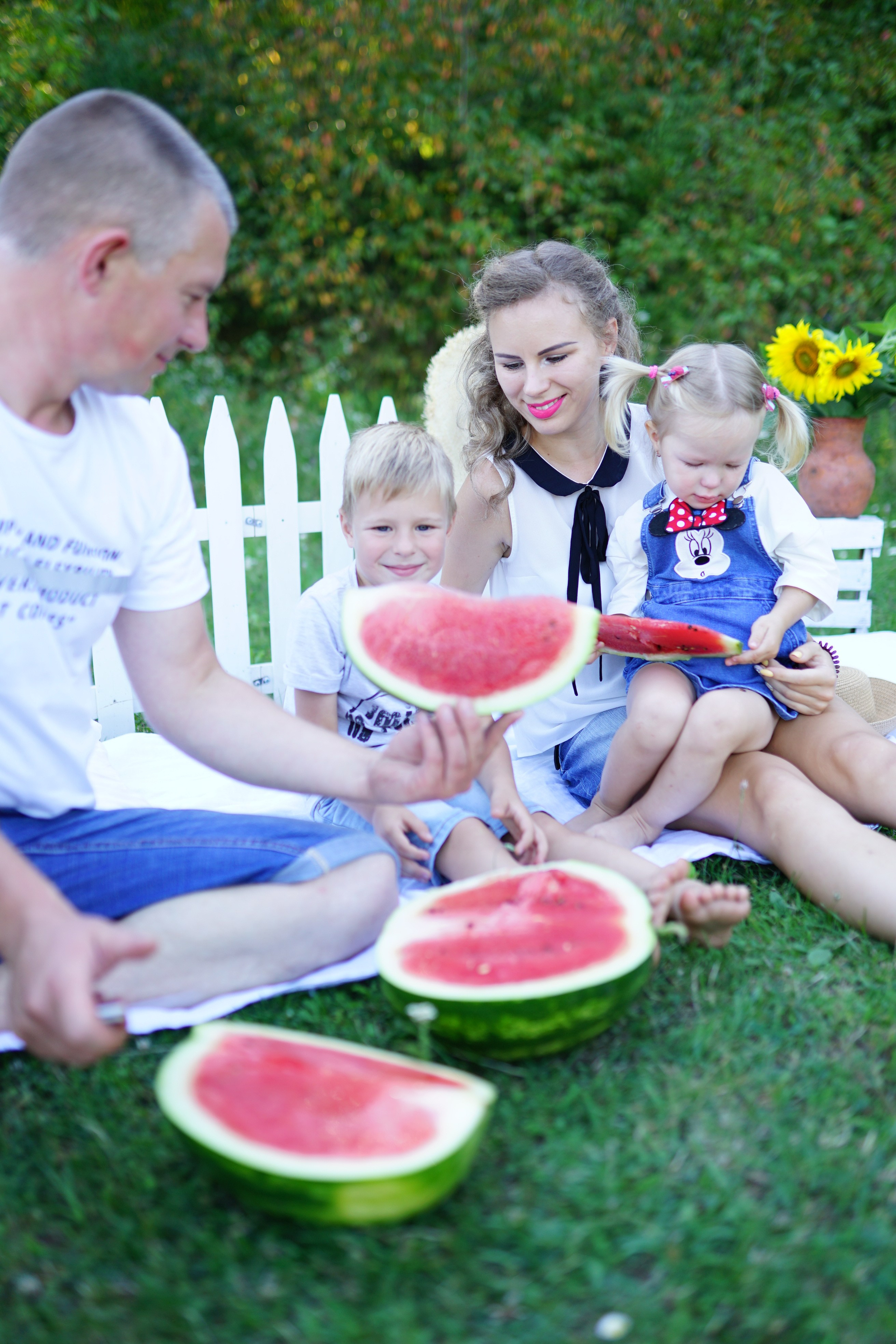 Сімейна фотосесія з кавунами. Family photographer in Kiev Natalia Shkavron