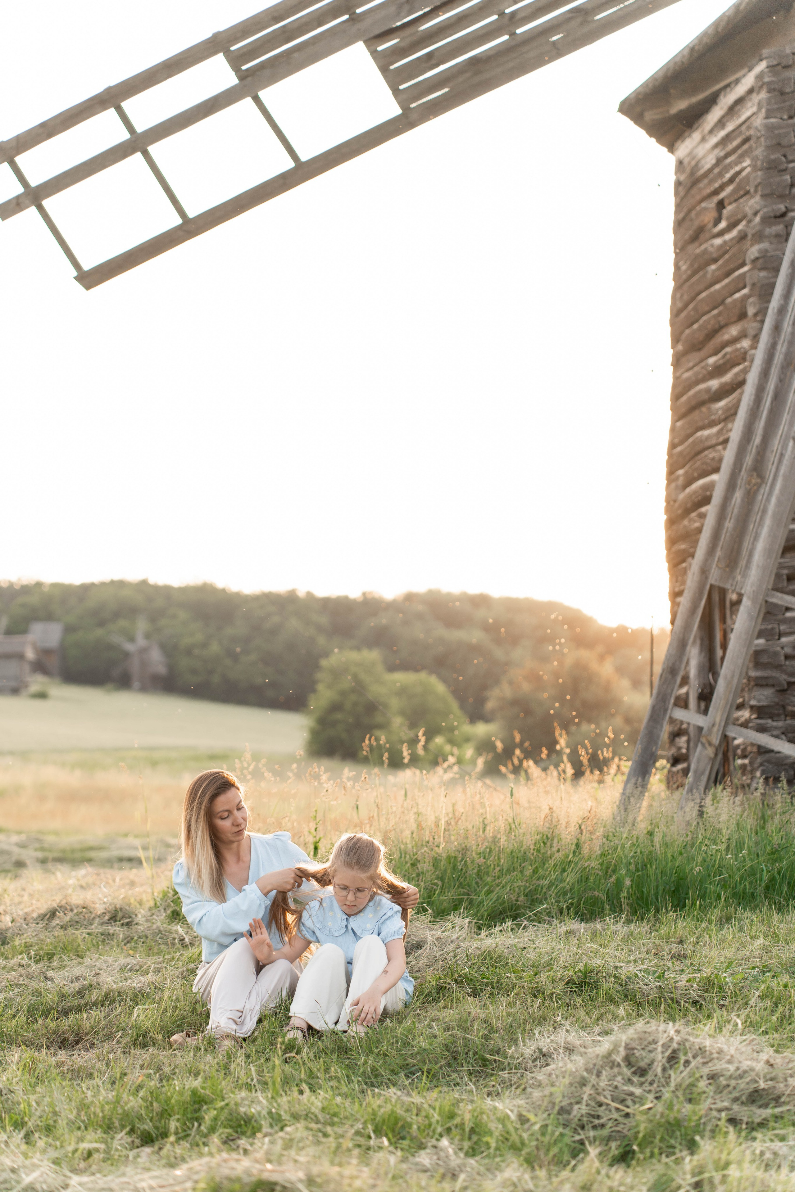 Сімейна фотосесія в Пирогово мами з двома донями. Сімейний фотограф Київ Наталія Шкаврон