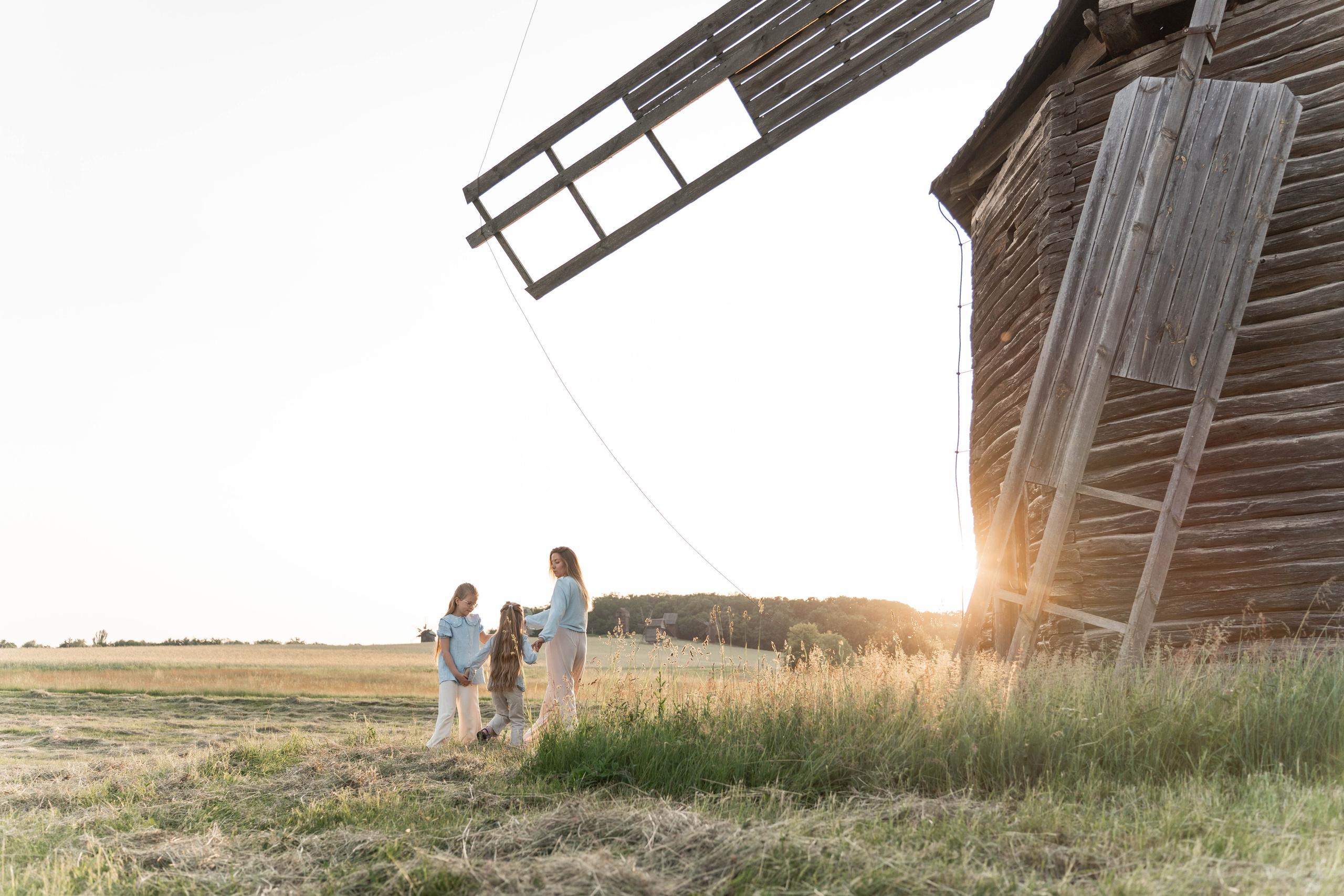 Сімейна фотосесія в Пирогово мами з двома донями. Сімейний фотограф Київ Наталія Шкаврон