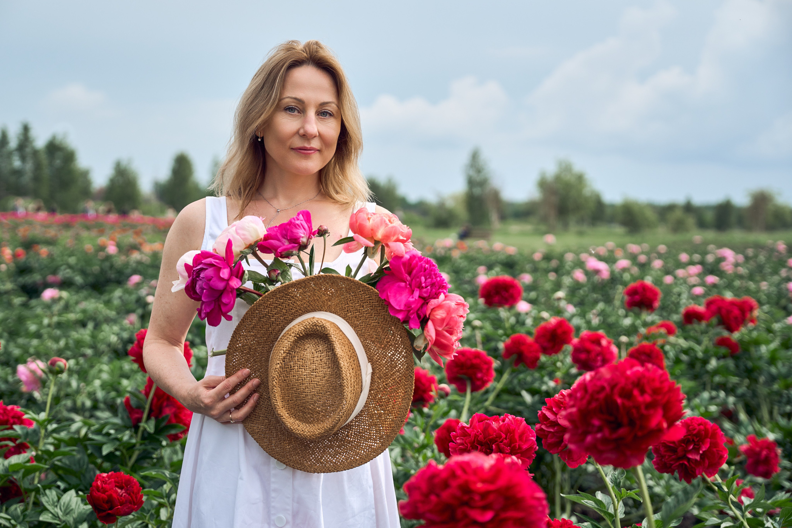 Сімейна фотосесія з піонами у Добропарку. Family photographer in Kiev Natalia Shkavron