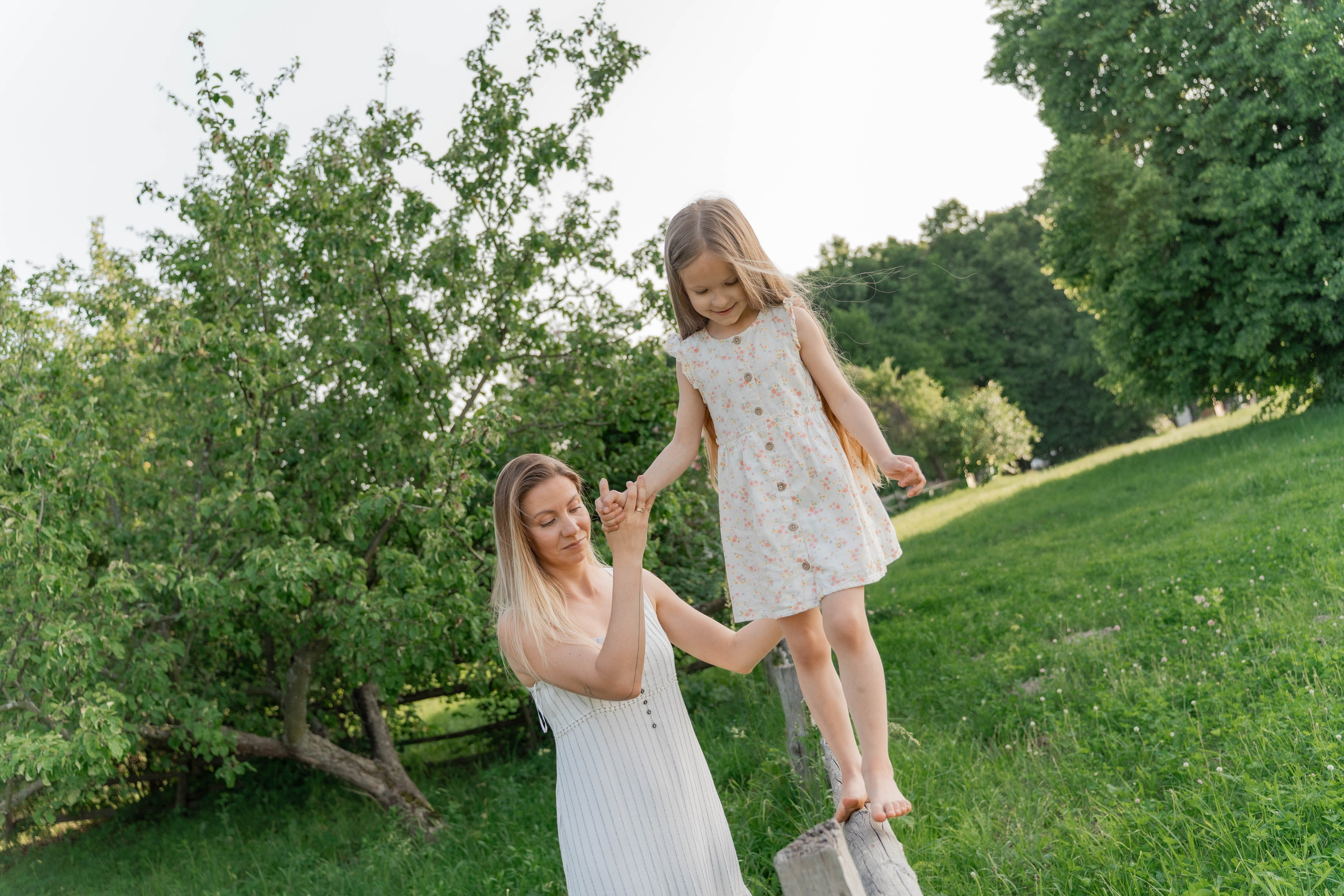 Сімейна фотосесія в Пирогово мами з двома донями. Сімейний фотограф Київ Наталія Шкаврон