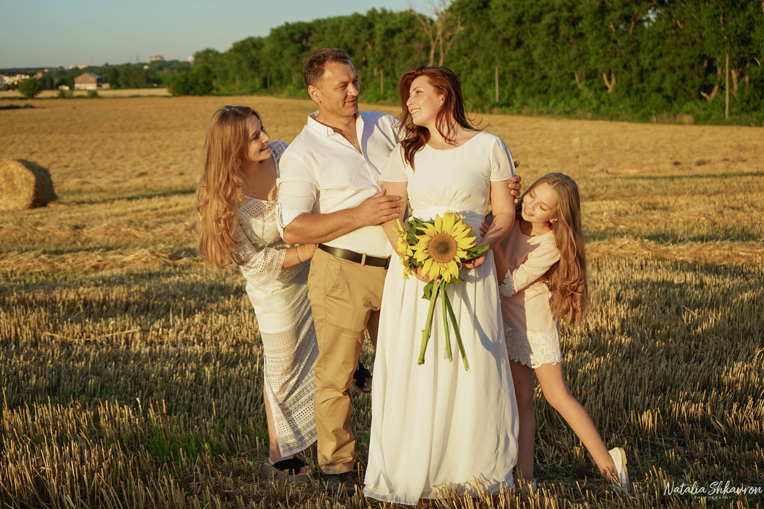 Сімейна фотосесія в полі з рулонами соломи. Сімейний фотограф Київ Наталія Шкаврон