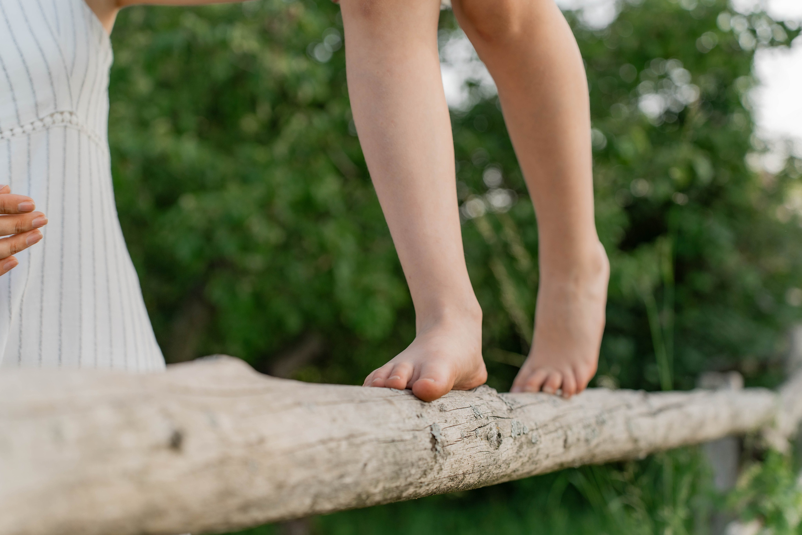 Сімейна фотосесія в Пирогово мами з двома донями. Сімейний фотограф Київ Наталія Шкаврон