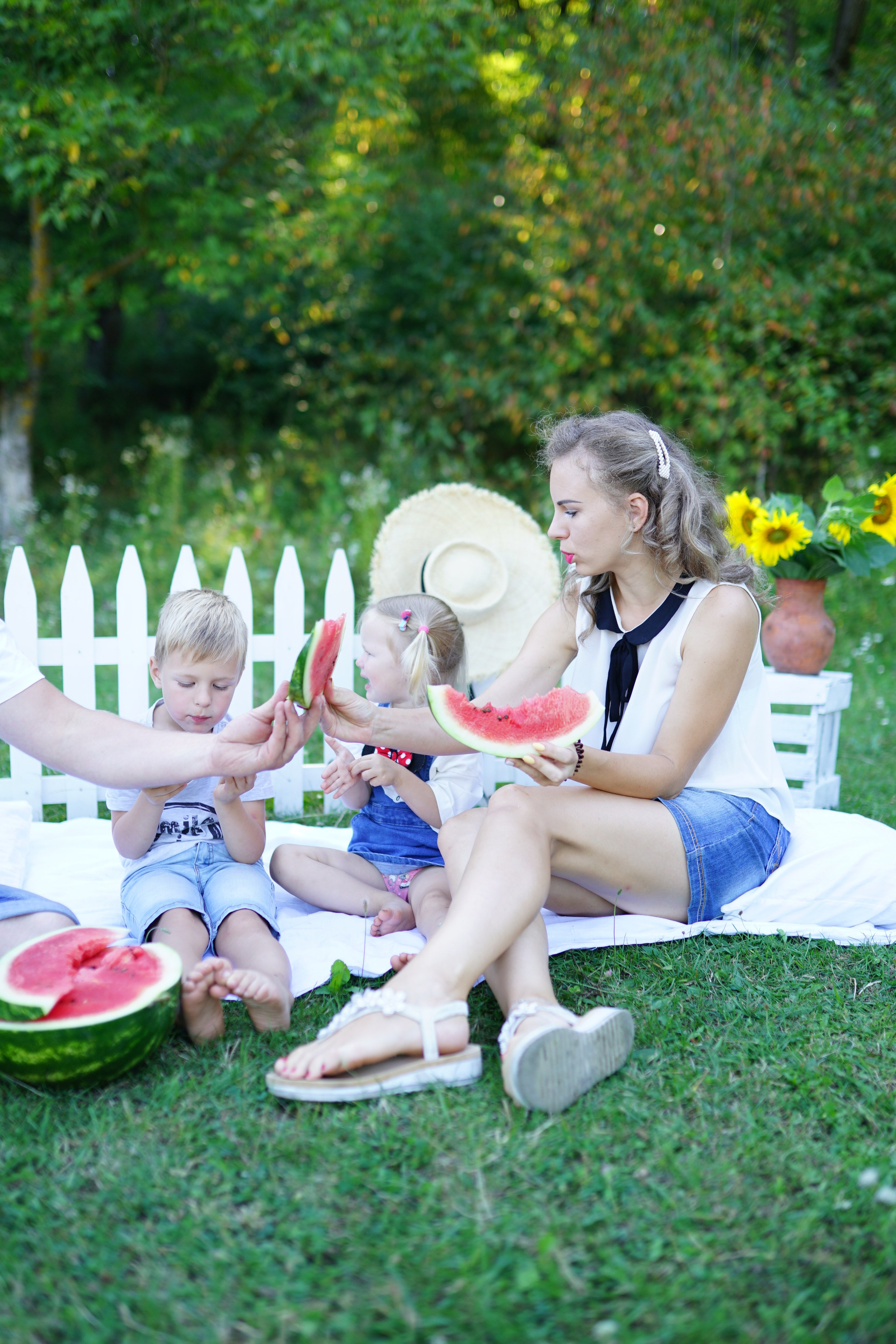 Сімейна фотосесія з кавунами. Family photographer in Kiev Natalia Shkavron