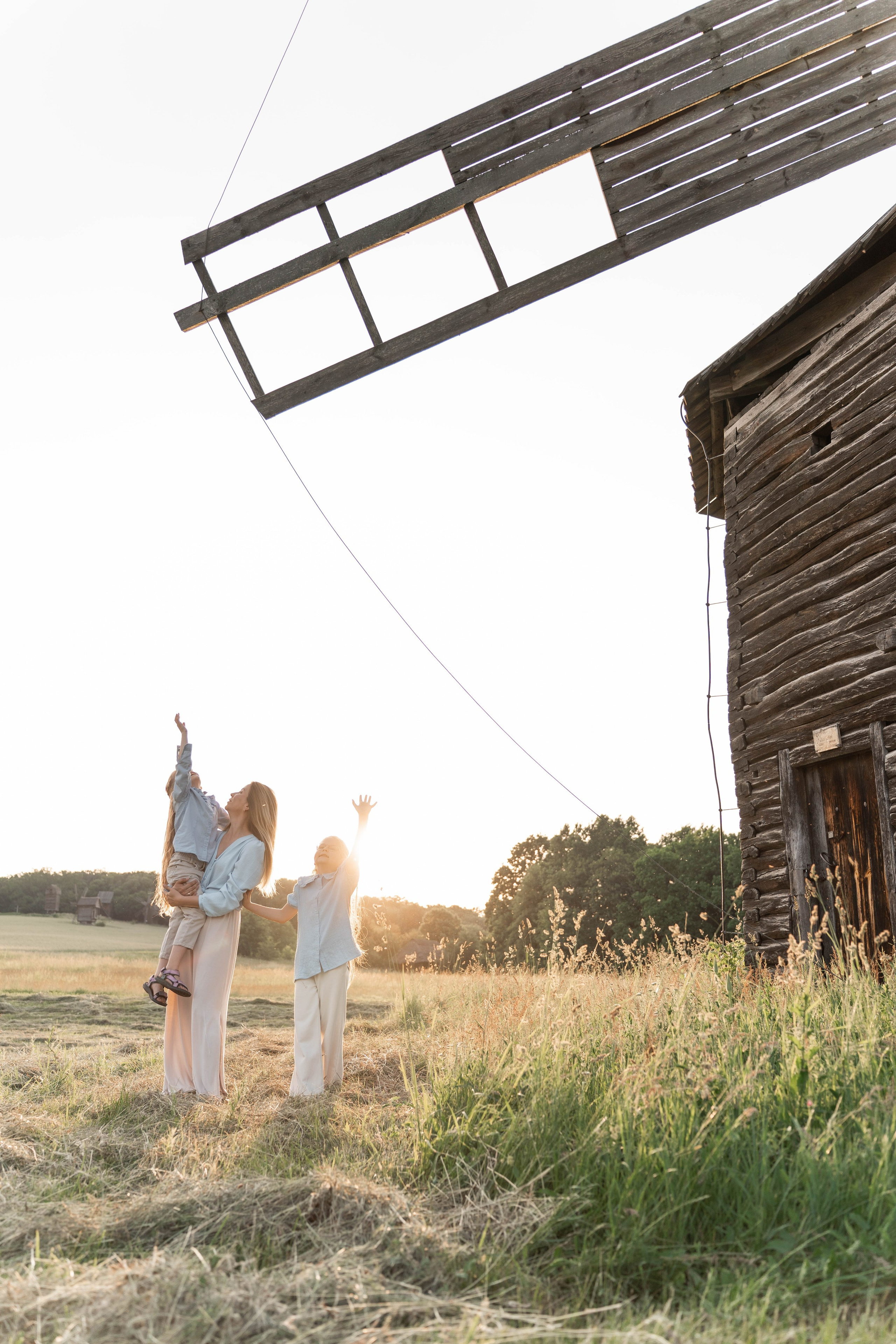 Сімейна фотосесія в Пирогово мами з двома донями. Сімейний фотограф Київ Наталія Шкаврон