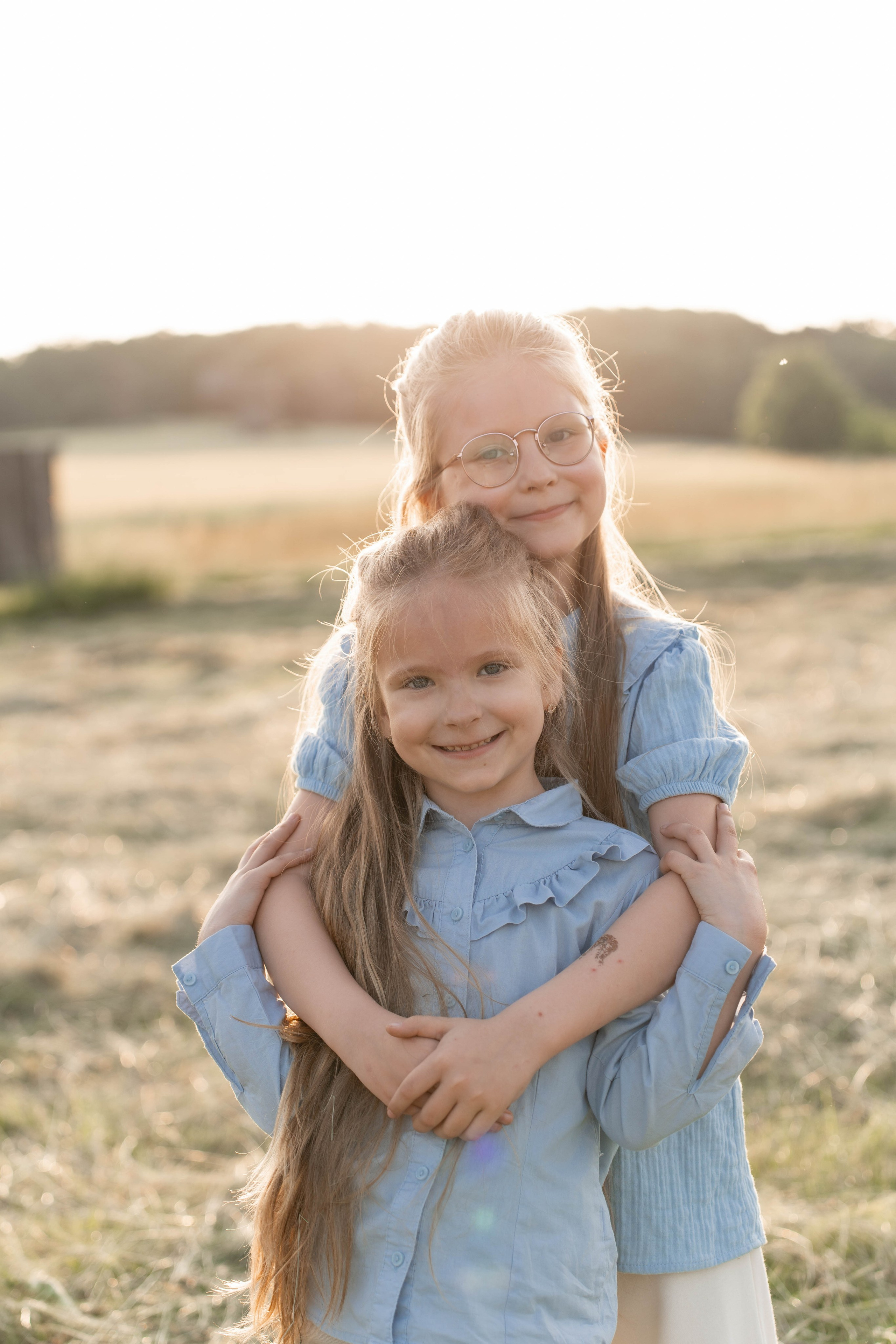 Сімейна фотосесія в Пирогово мами з двома донями. Сімейний фотограф Київ Наталія Шкаврон
