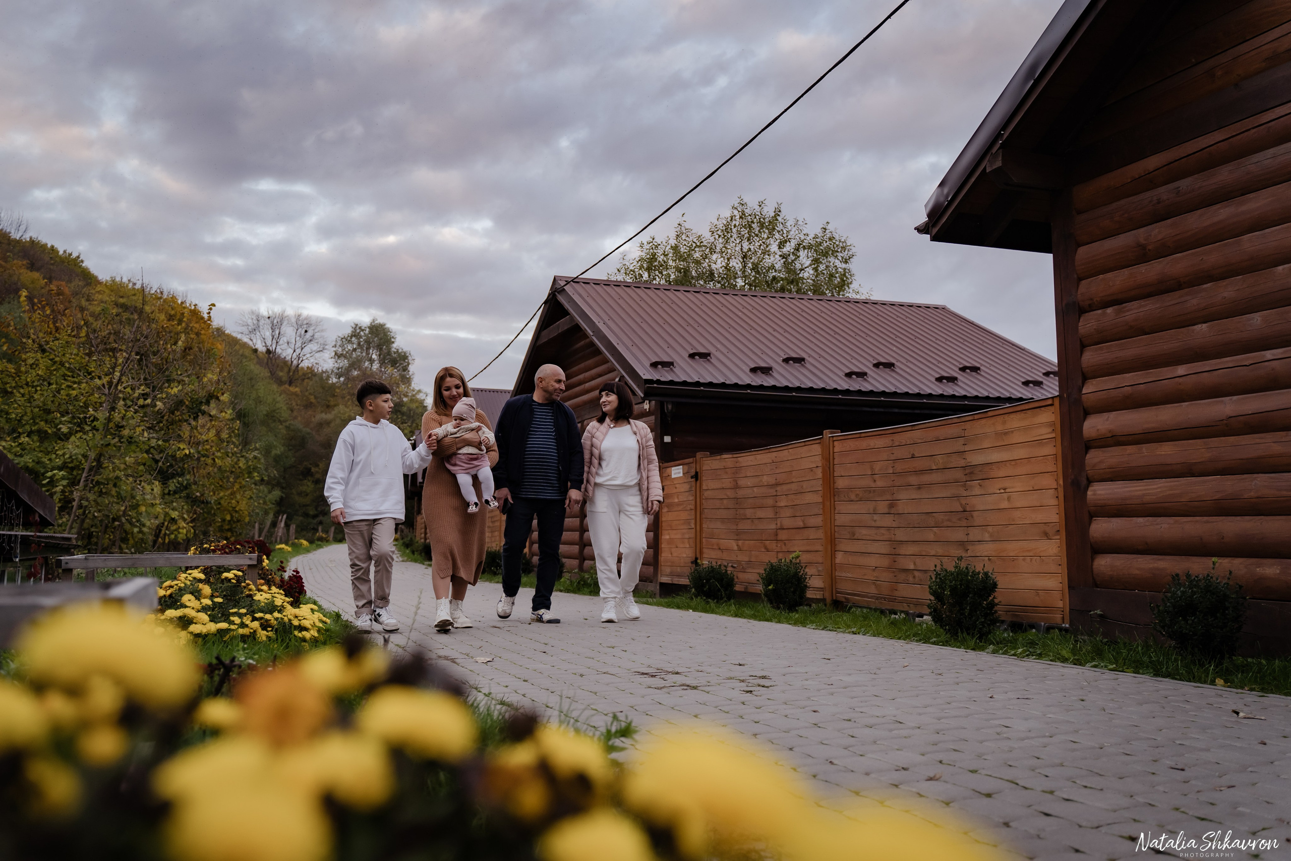 Сімейна фотосесія восени біля води. Family photographer in Kiev Natalia Shkavron