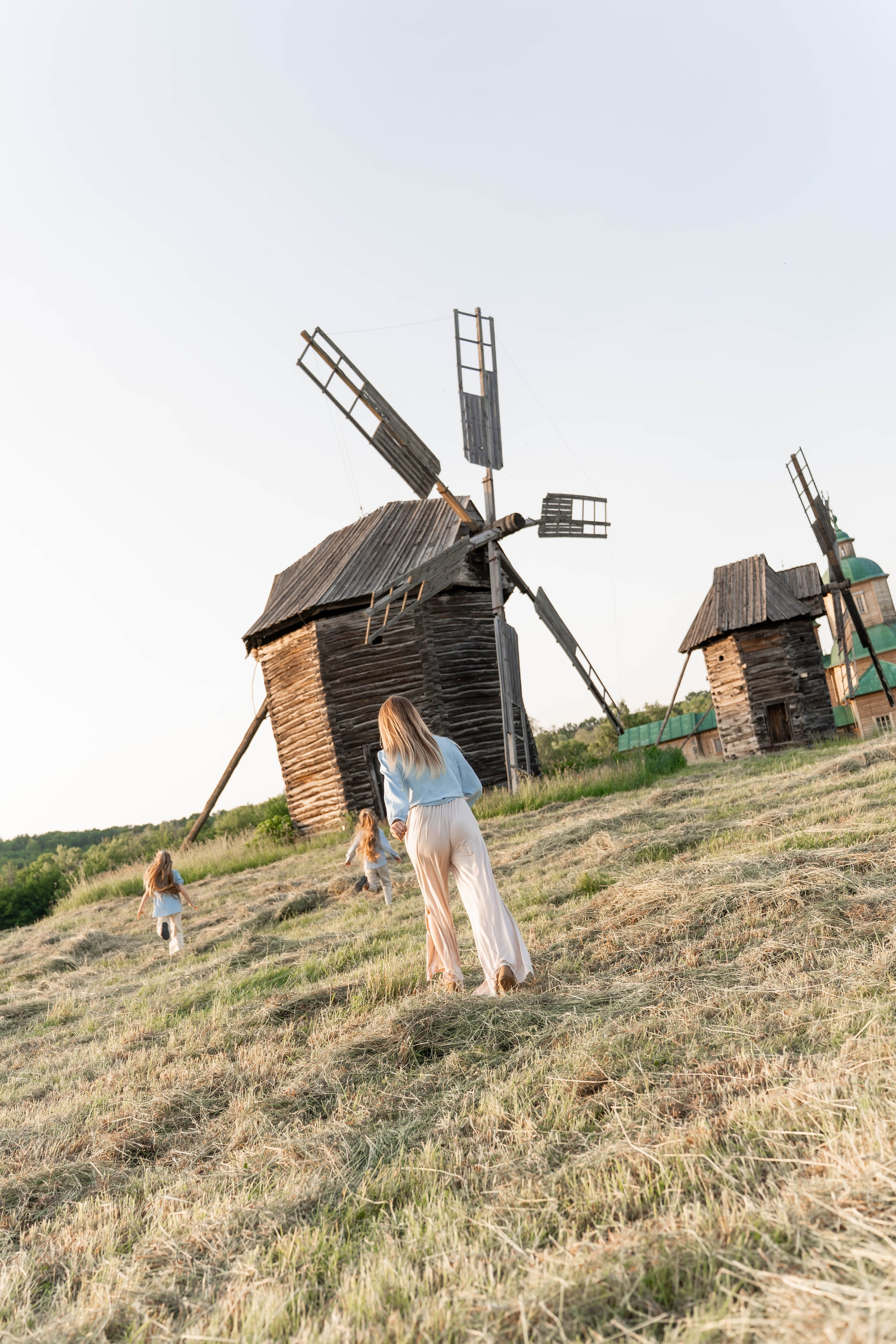 Сімейна фотосесія в Пирогово мами з двома донями. Сімейний фотограф Київ Наталія Шкаврон