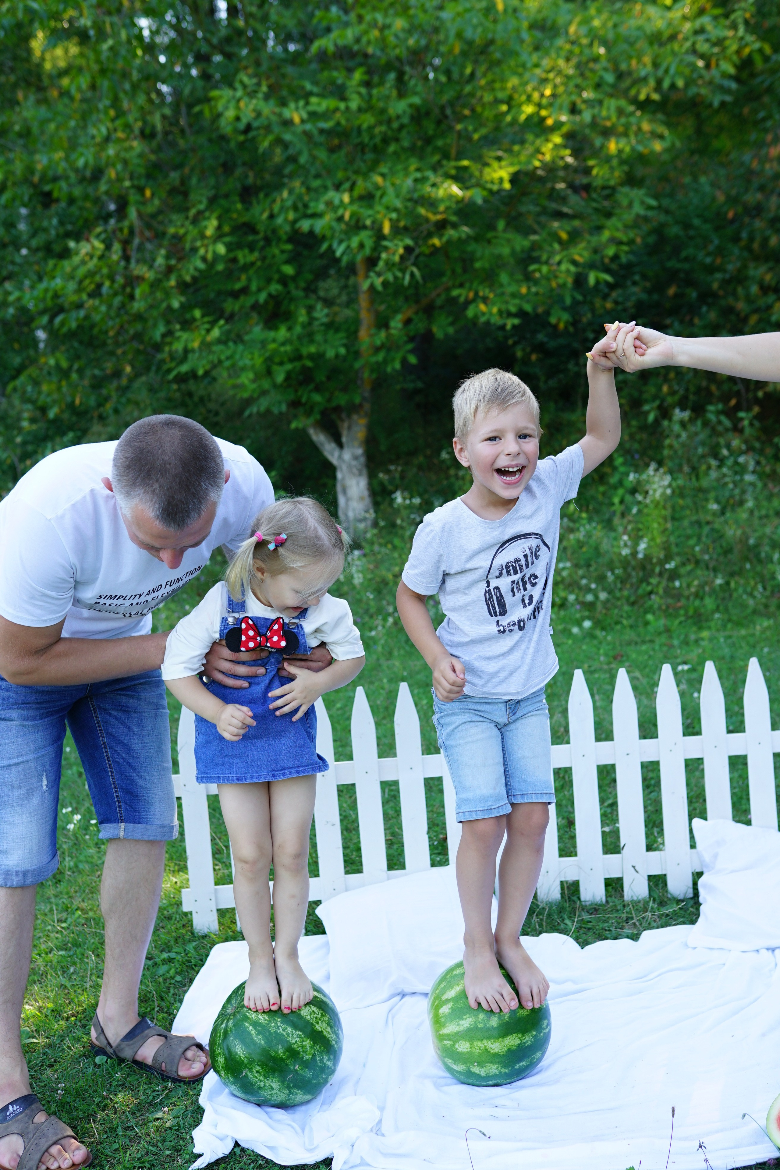 Сімейна фотосесія з кавунами. Family photographer in Kiev Natalia Shkavron