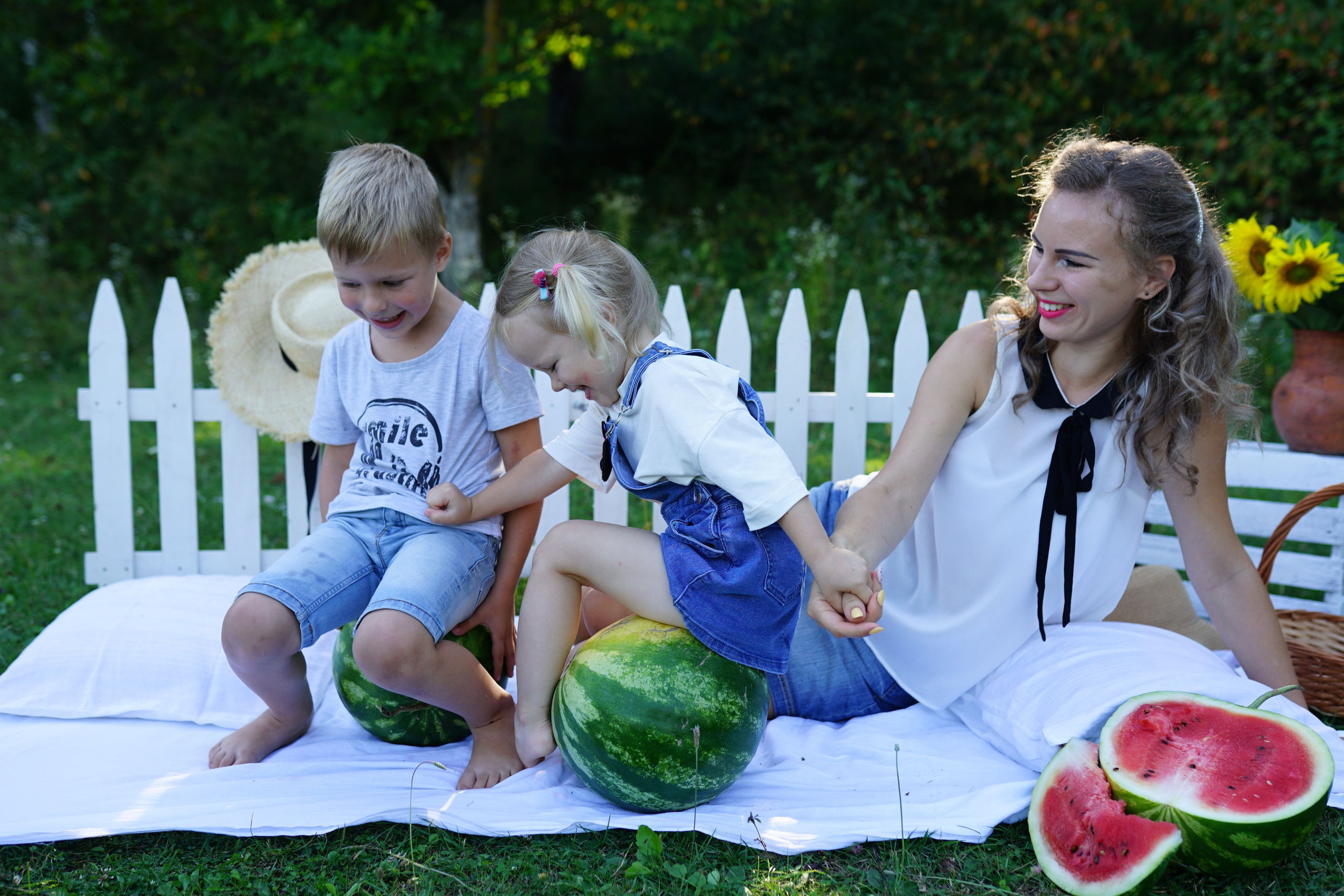 Сімейна фотосесія з кавунами. Family photographer in Kiev Natalia Shkavron