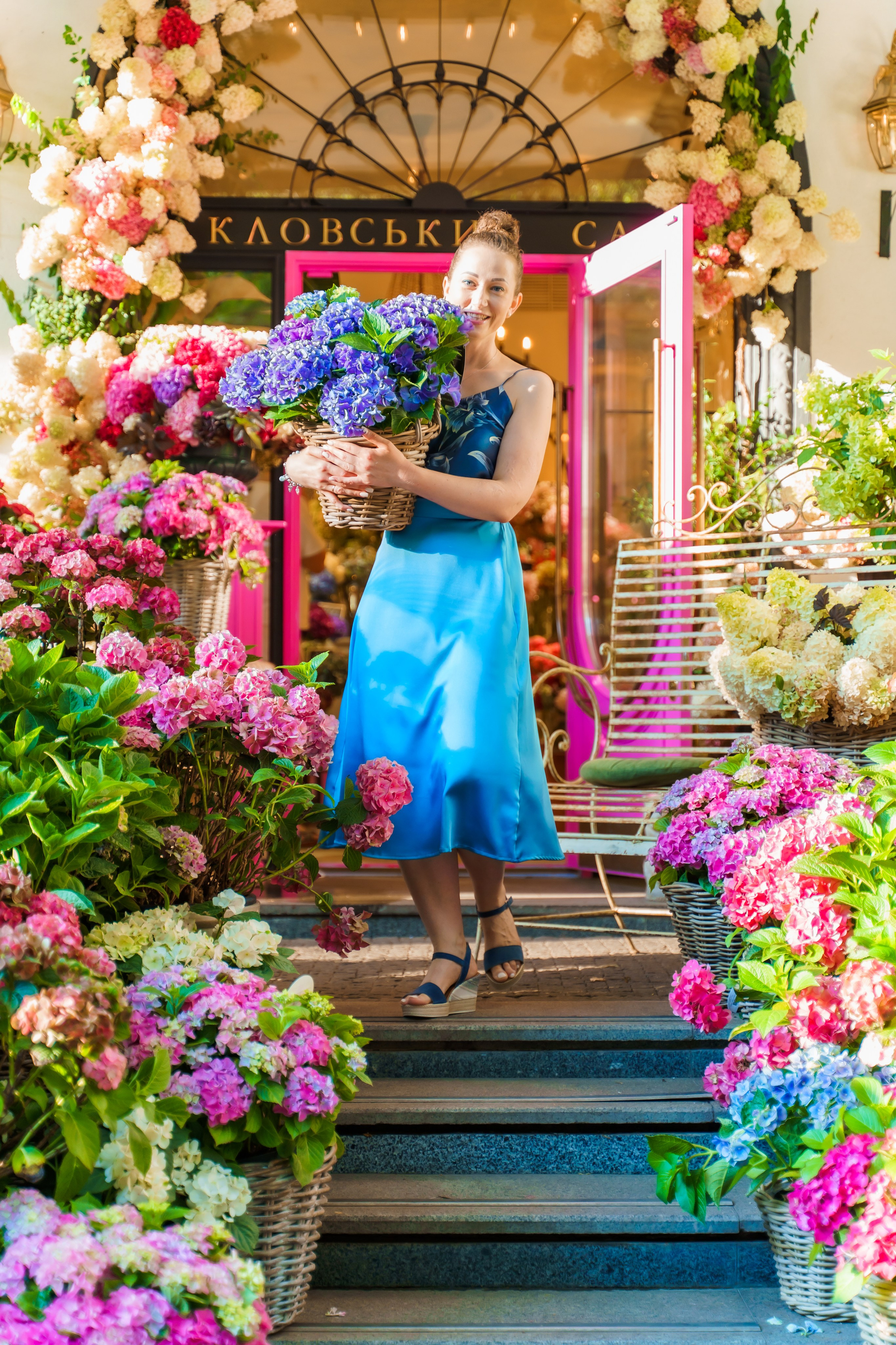 Індивідуальна фотосесія в гортензіях у Клов саду. Сімейний фотограф Київ Наталія Шкаврон