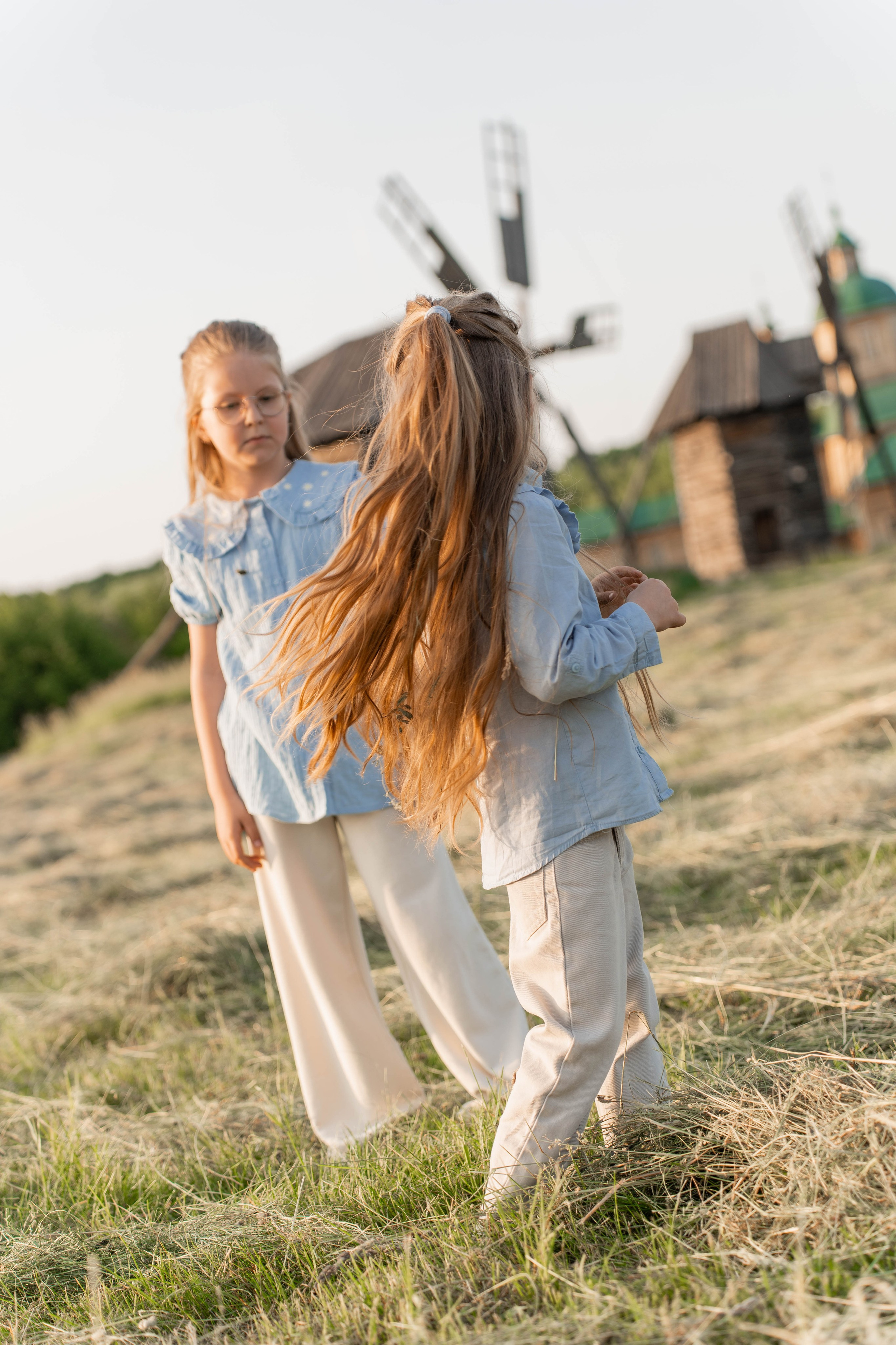 Сімейна фотосесія в Пирогово мами з двома донями. Сімейний фотограф Київ Наталія Шкаврон