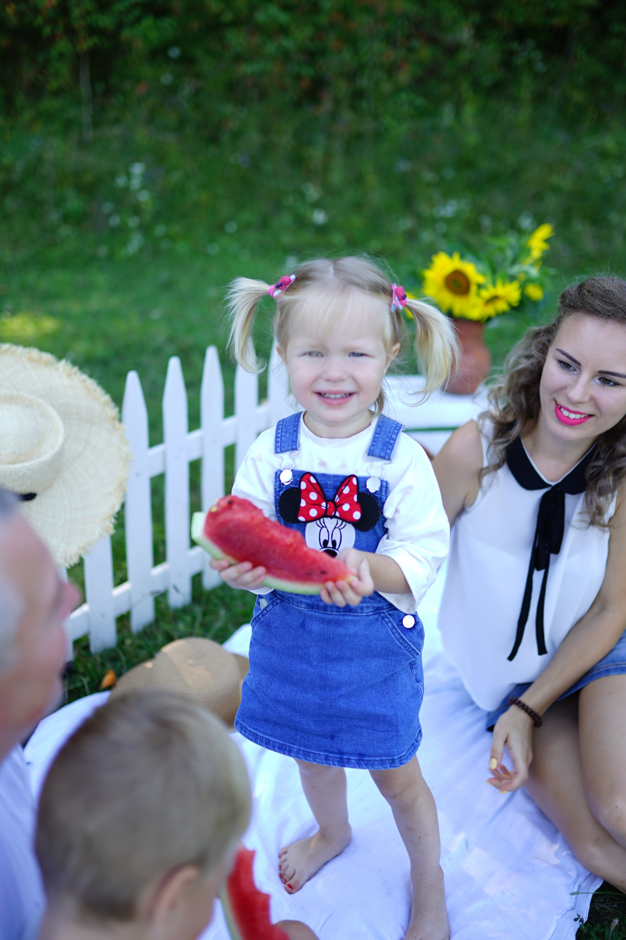 Сімейна фотосесія з кавунами. Family photographer in Kiev Natalia Shkavron