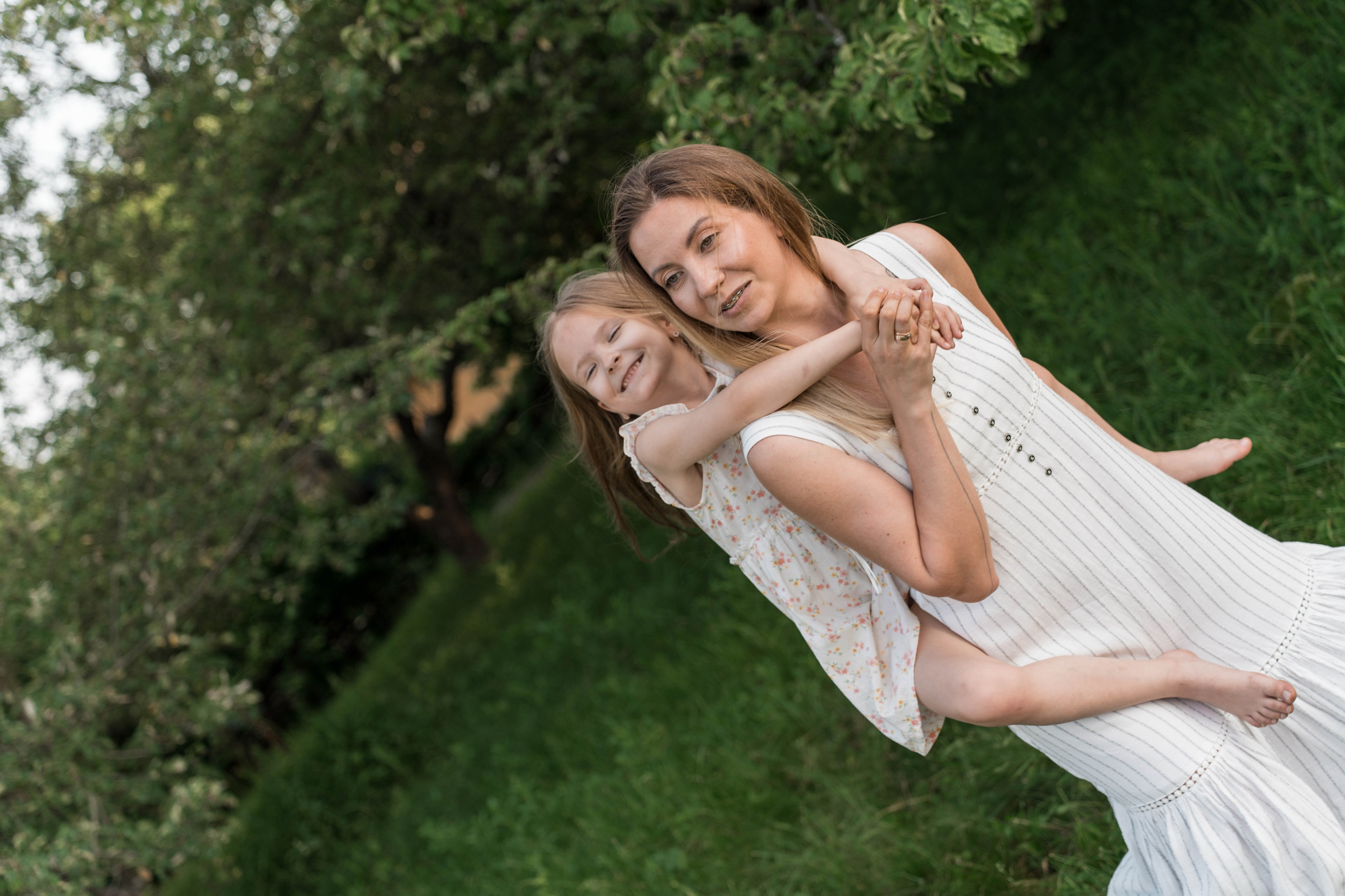 Сімейна фотосесія в Пирогово мами з двома донями. Сімейний фотограф Київ Наталія Шкаврон