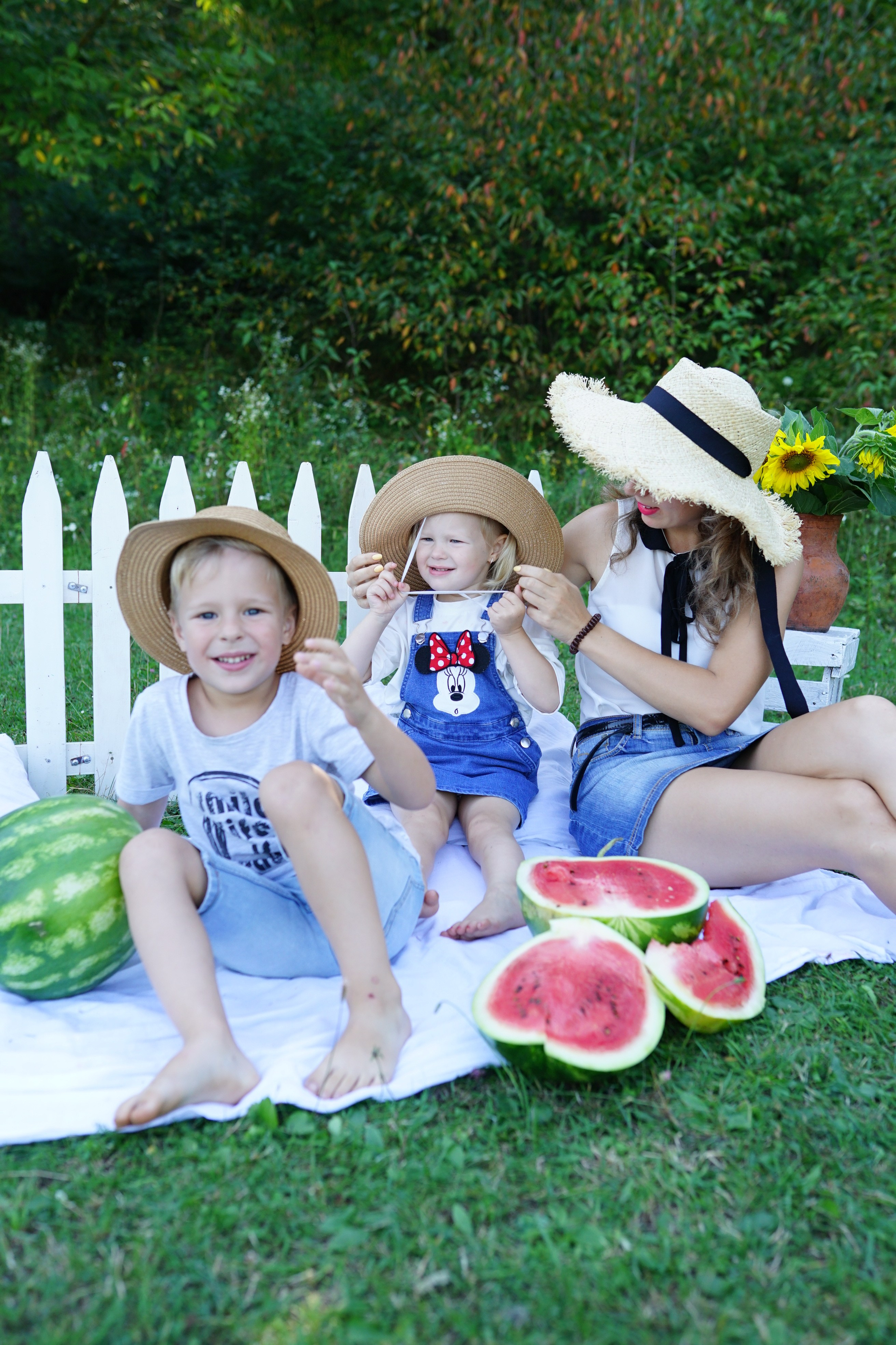 Сімейна фотосесія з кавунами. Family photographer in Kiev Natalia Shkavron