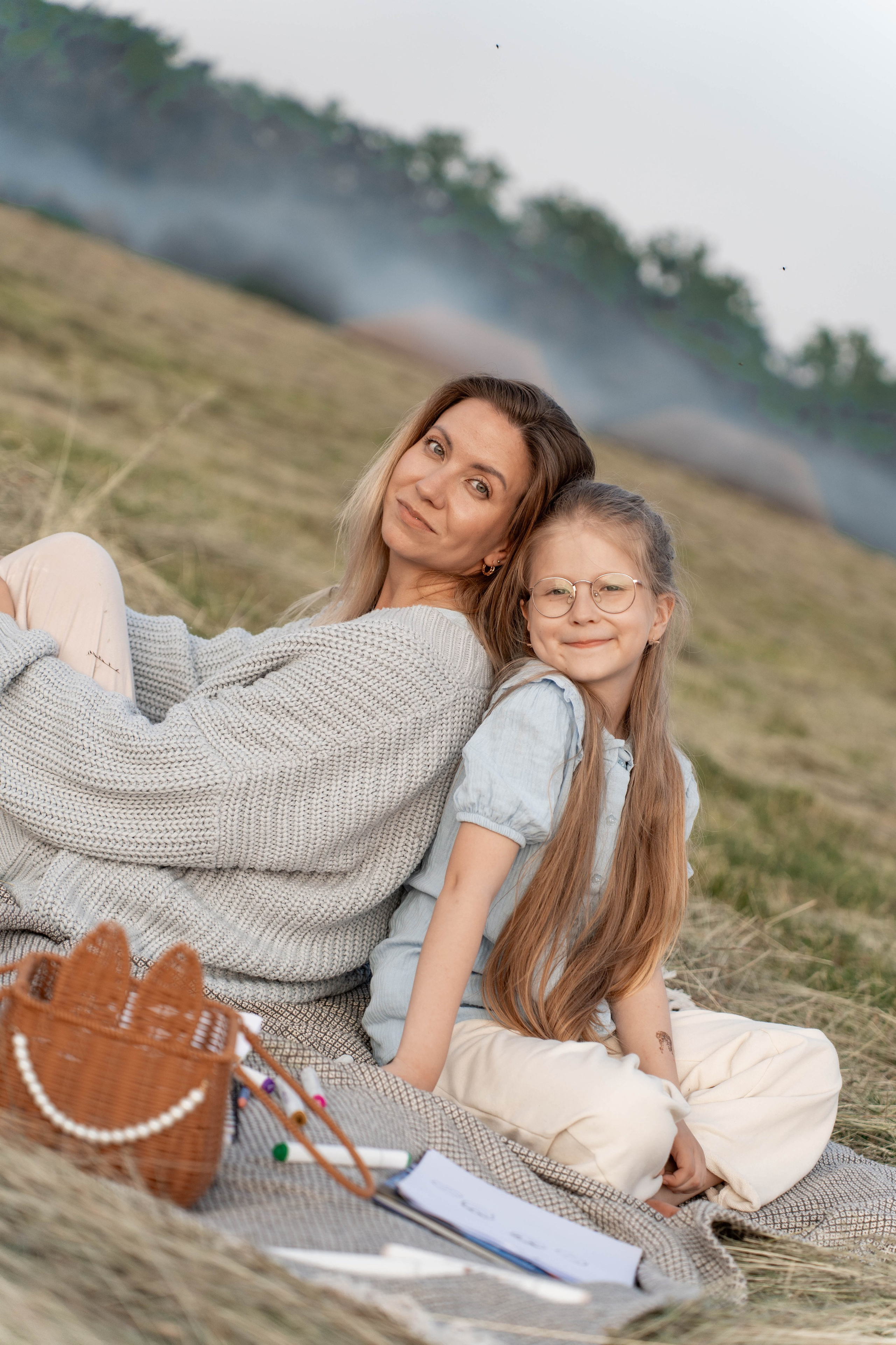 Сімейна фотосесія в Пирогово мами з двома донями. Сімейний фотограф Київ Наталія Шкаврон