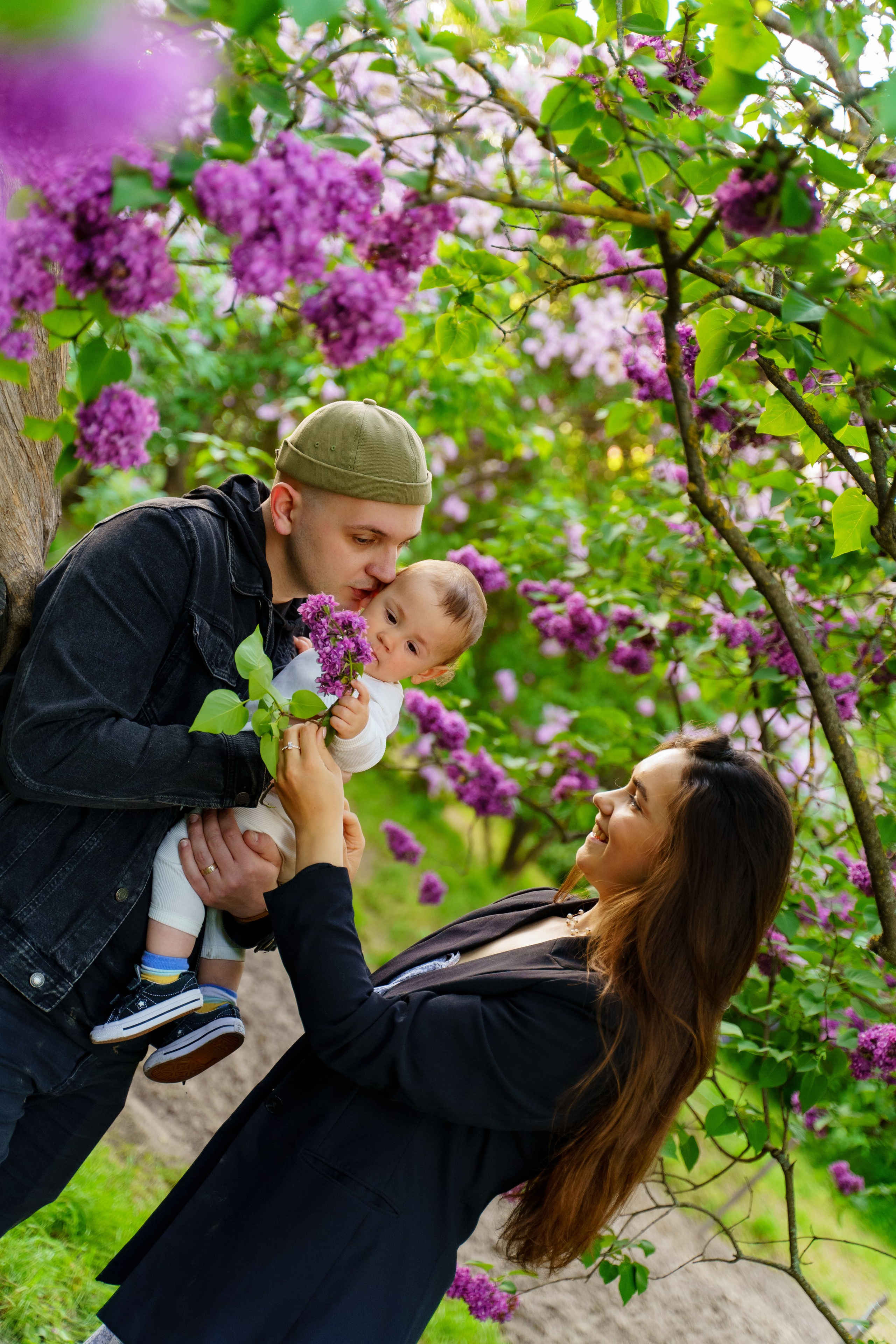 Сімейна фотосесія в бузку Київ. Сімейний фотограф Київ Наталія Шкаврон