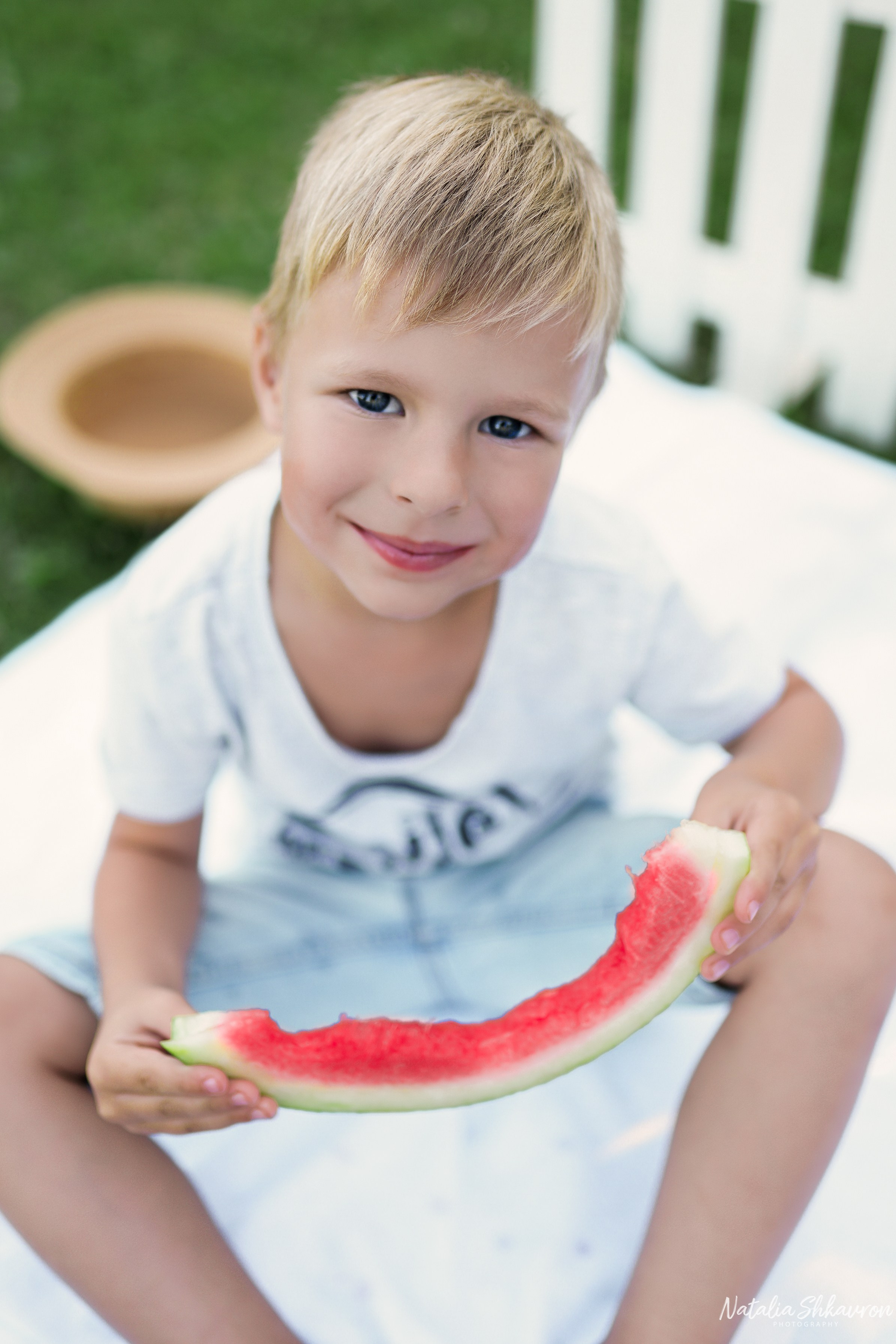 Сімейна фотосесія з кавунами. Family photographer in Kiev Natalia Shkavron