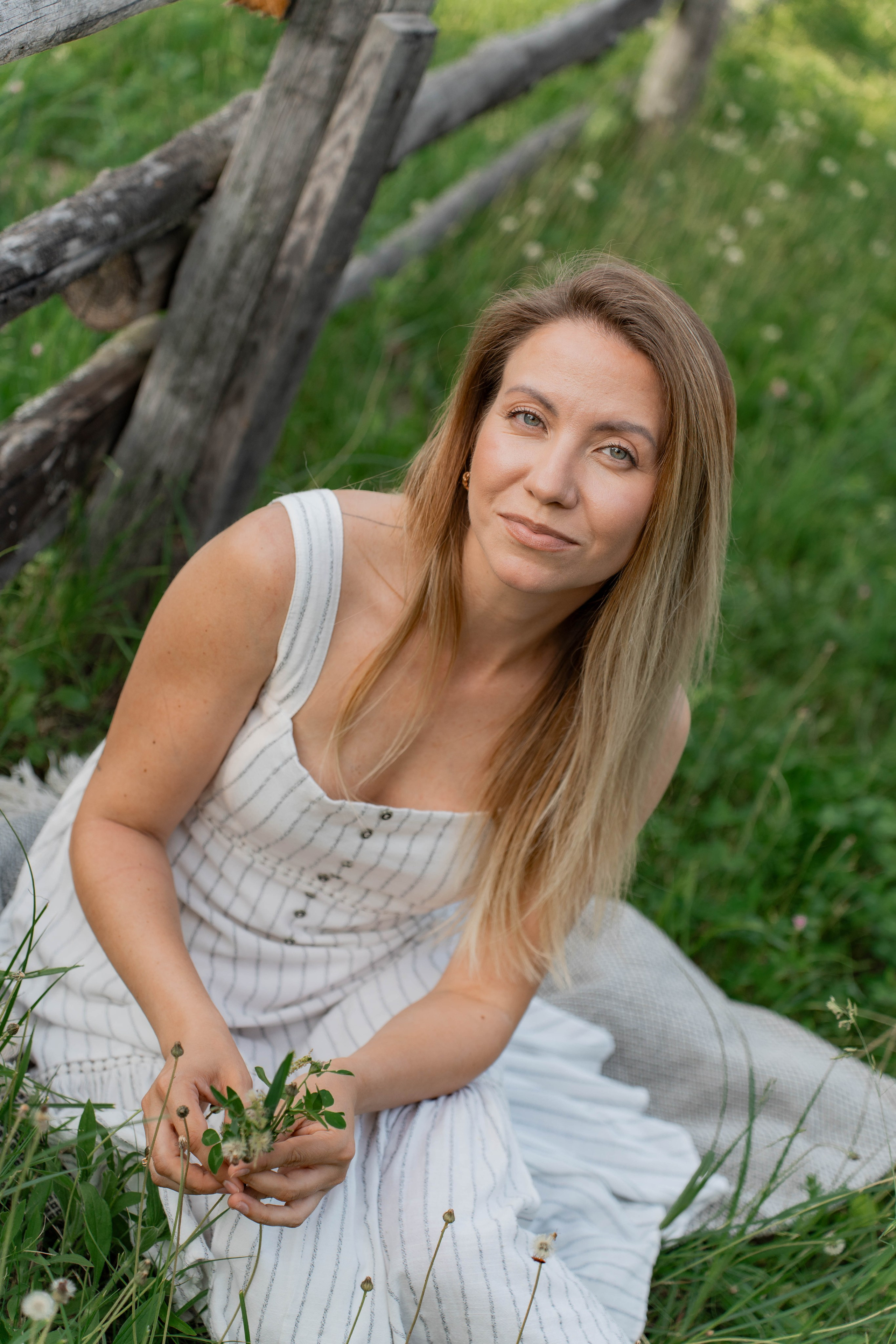 Сімейна фотосесія в Пирогово мами з двома донями. Сімейний фотограф Київ Наталія Шкаврон