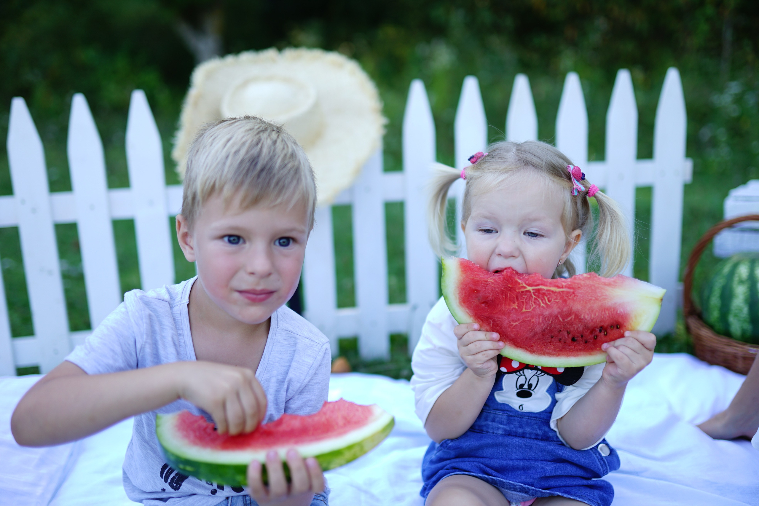 Сімейна фотосесія з кавунами. Family photographer in Kiev Natalia Shkavron