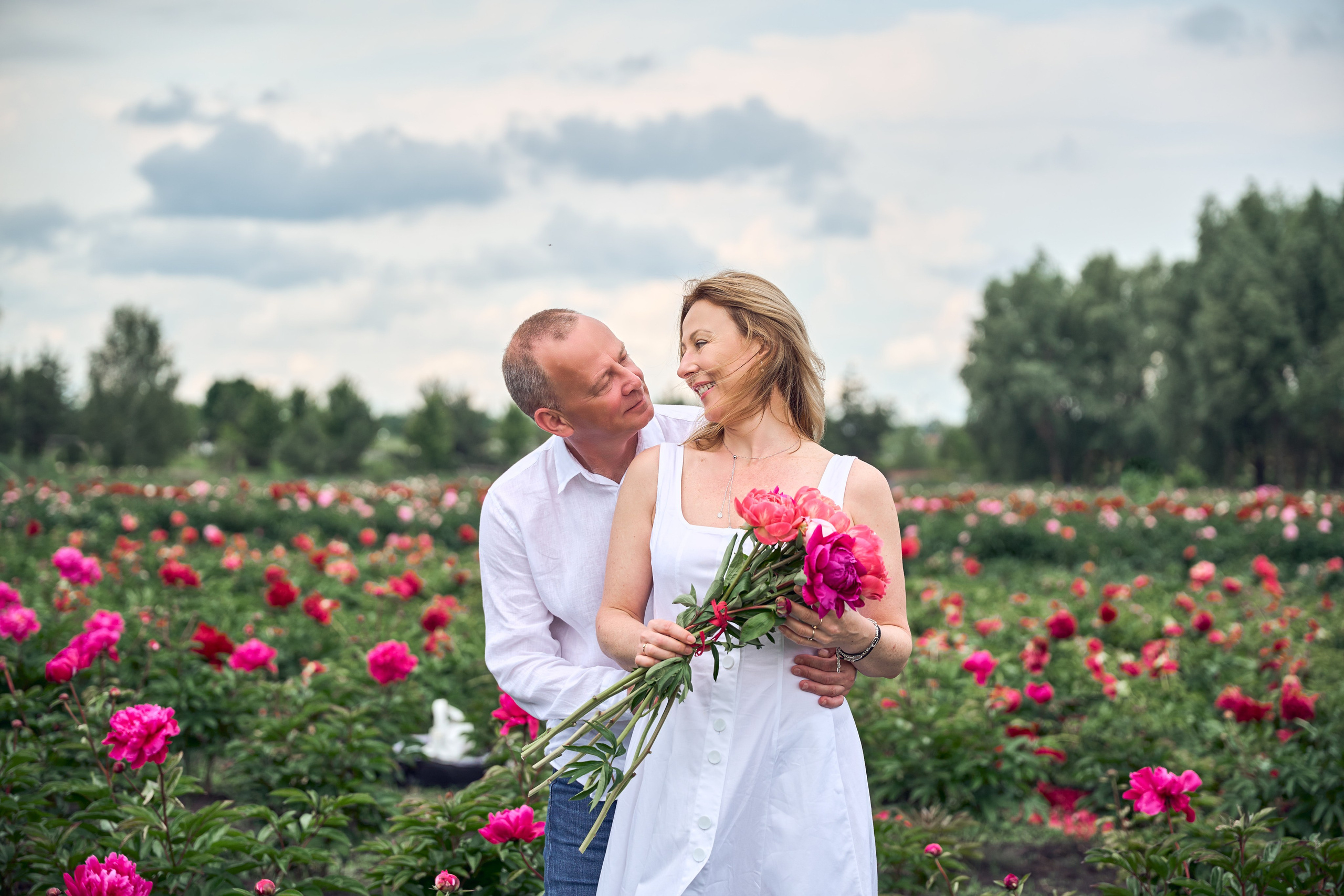 Сімейна фотосесія з піонами у Добропарку. Family photographer in Kiev Natalia Shkavron