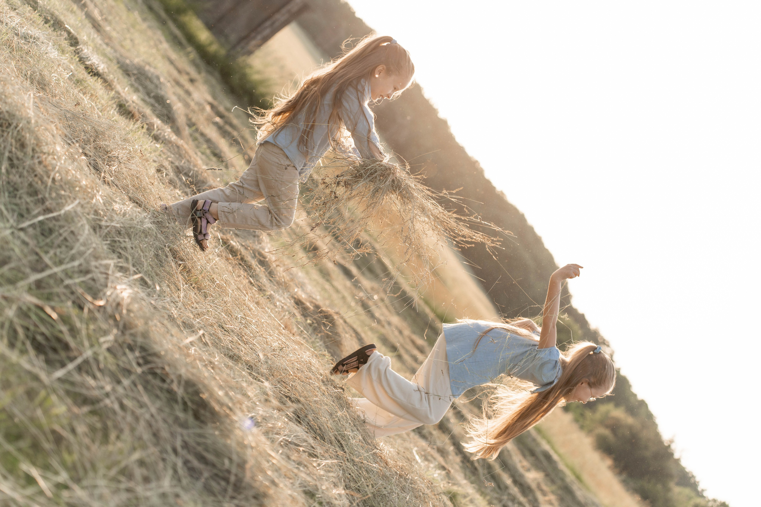 Сімейна фотосесія в Пирогово мами з двома донями. Сімейний фотограф Київ Наталія Шкаврон