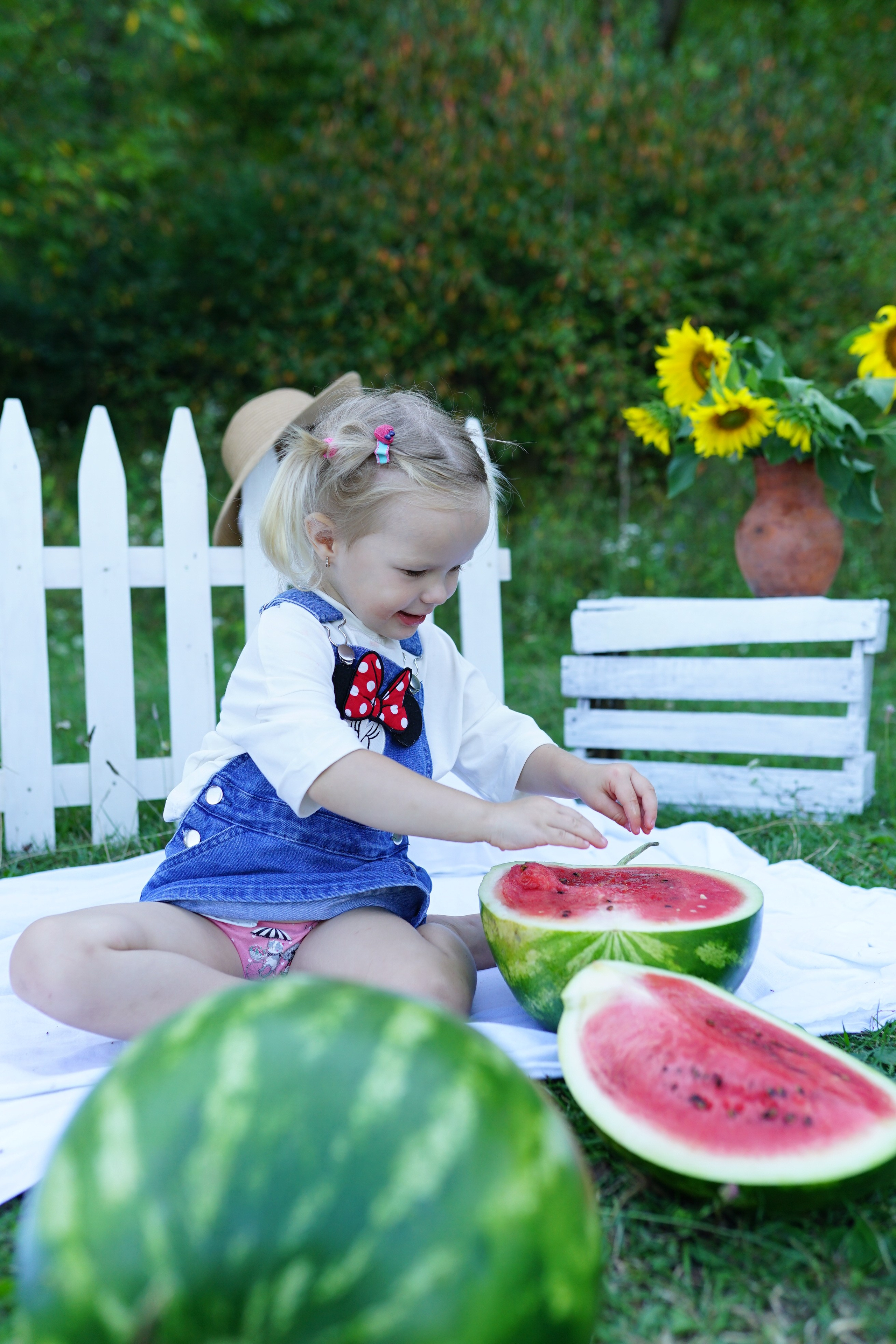 Сімейна фотосесія з кавунами. Family photographer in Kiev Natalia Shkavron