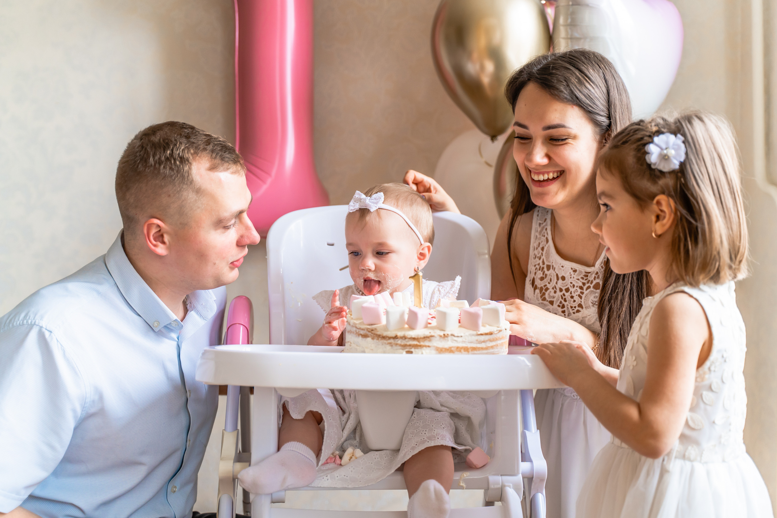 Перший день народження. Домашня фотосесія. Сімейний фотограф Київ Наталія Шкаврон