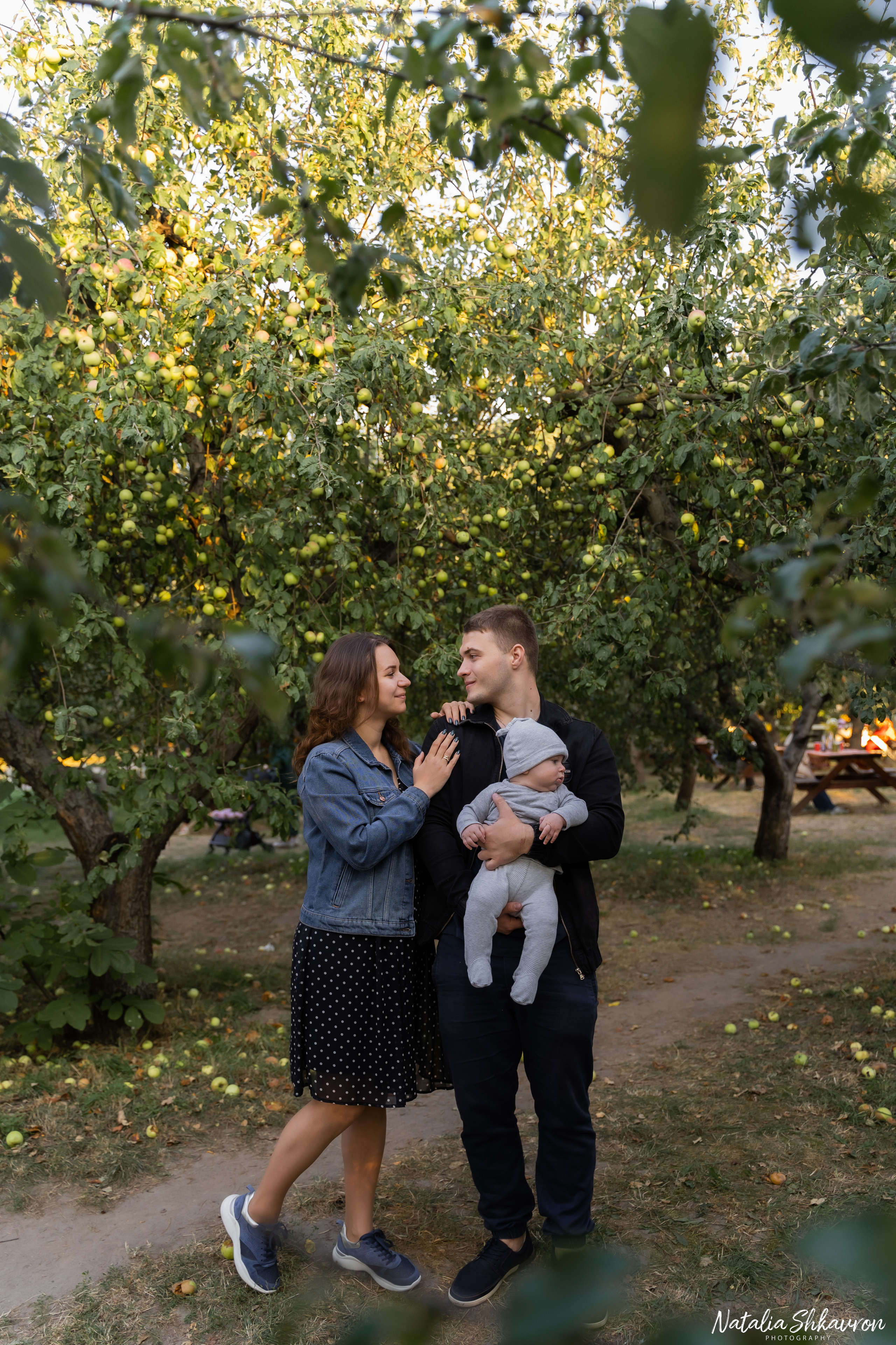 Сімейна фотосесія в яблуневому саду. Сімейний фотограф Київ Наталія Шкаврон