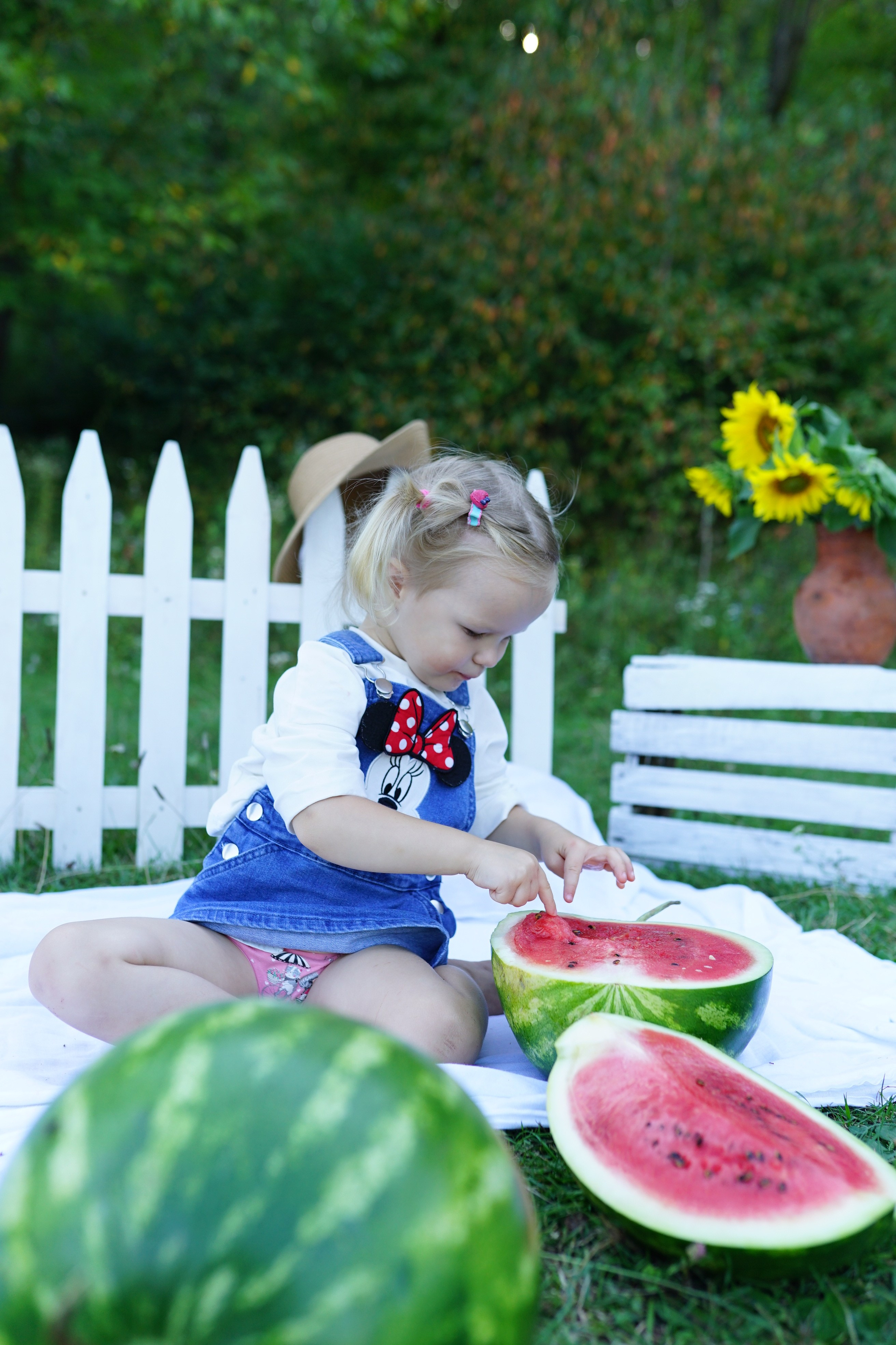Сімейна фотосесія з кавунами. Family photographer in Kiev Natalia Shkavron