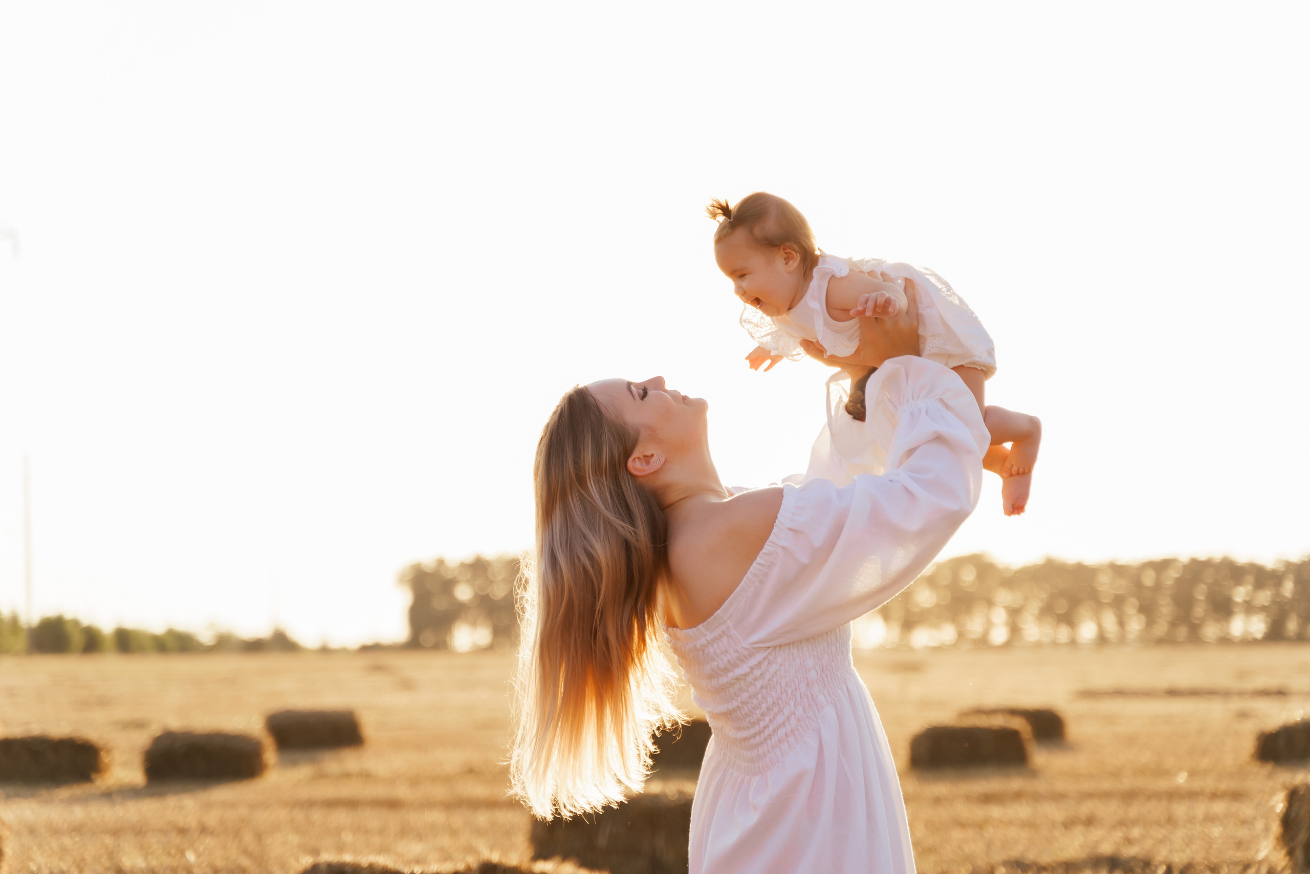Фотосесія мама та доня в полі з тюками соломи. Сімейний фотограф Київ Наталія Шкаврон