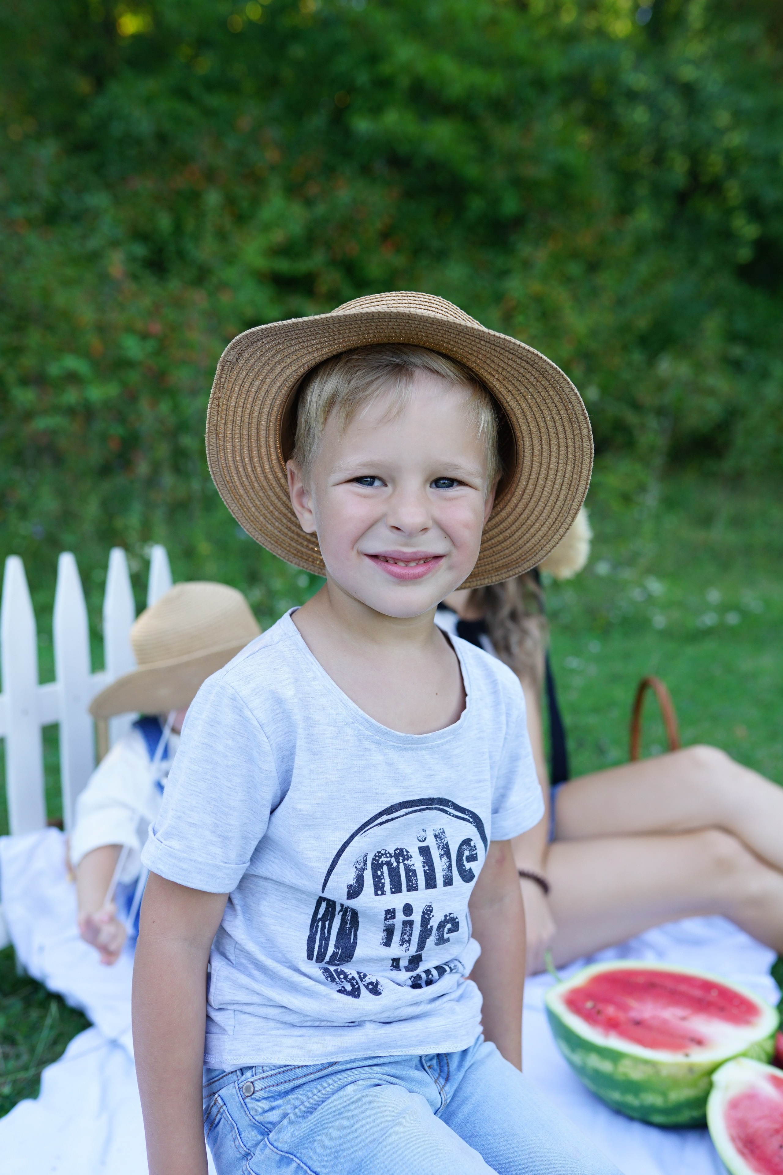 Сімейна фотосесія з кавунами. Family photographer in Kiev Natalia Shkavron