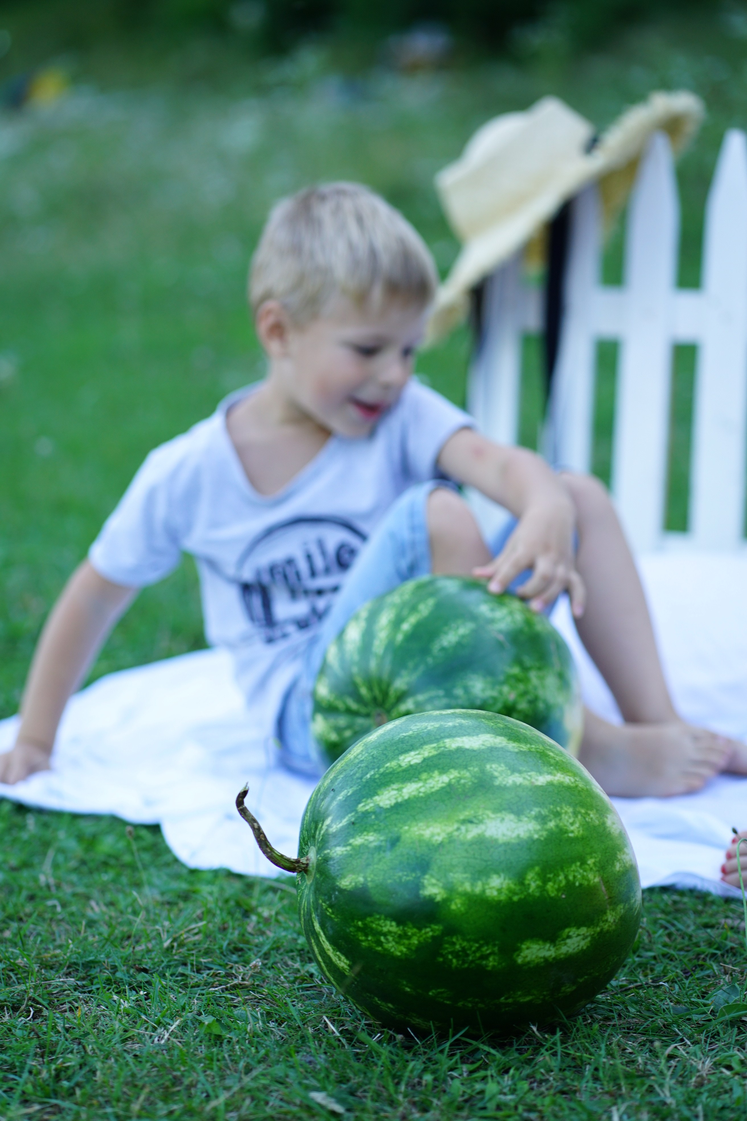Сімейна фотосесія з кавунами. Family photographer in Kiev Natalia Shkavron