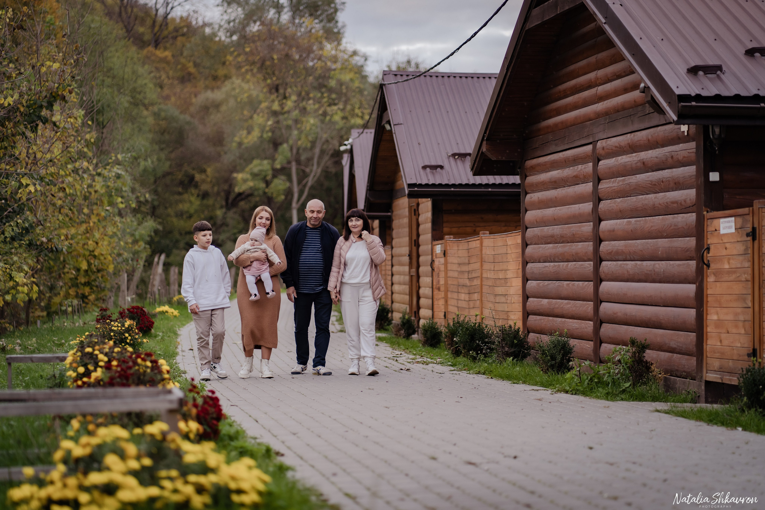 Сімейна фотосесія восени біля води. Family photographer in Kiev Natalia Shkavron
