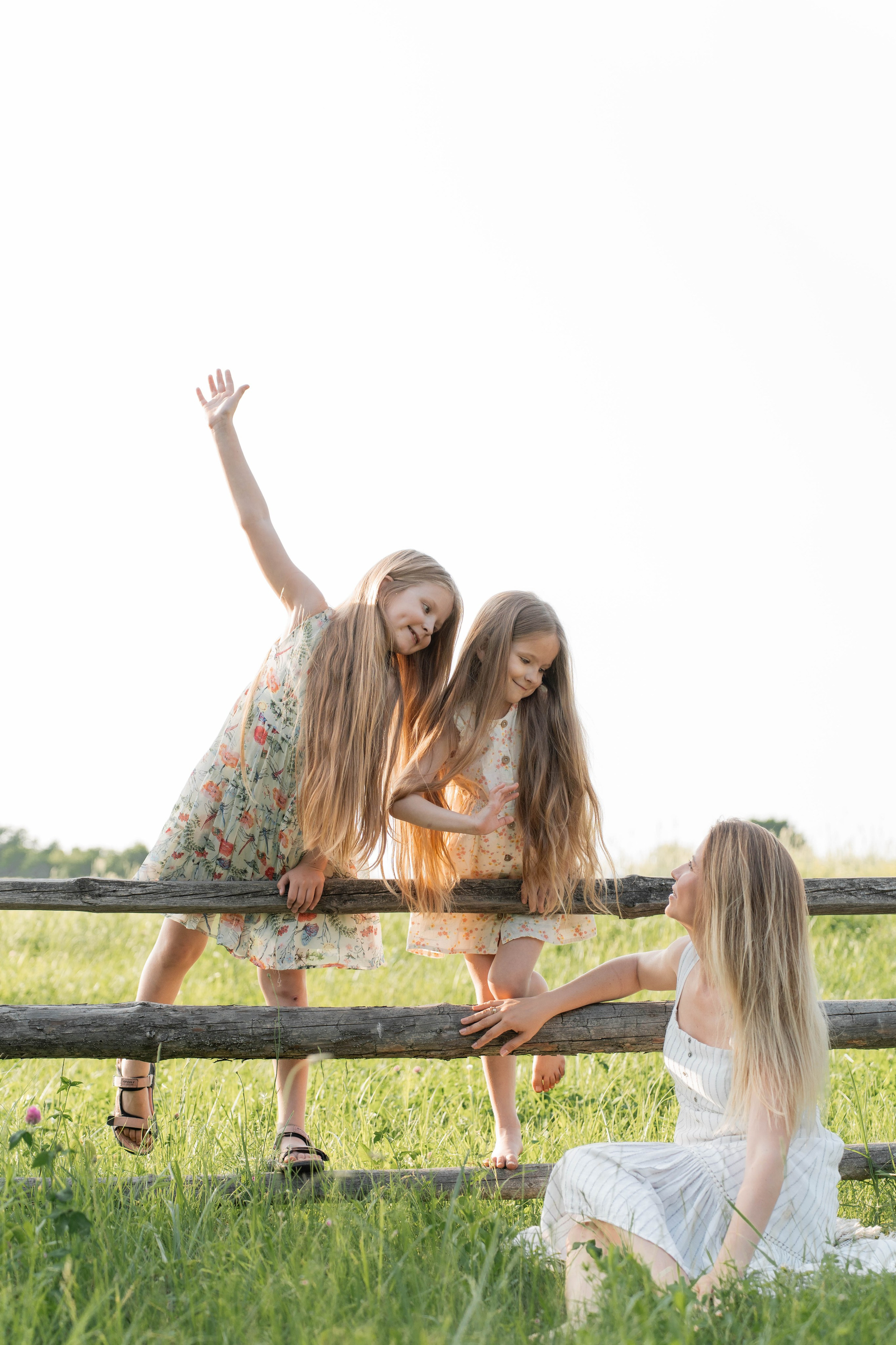 Сімейна фотосесія в Пирогово мами з двома донями. Сімейний фотограф Київ Наталія Шкаврон
