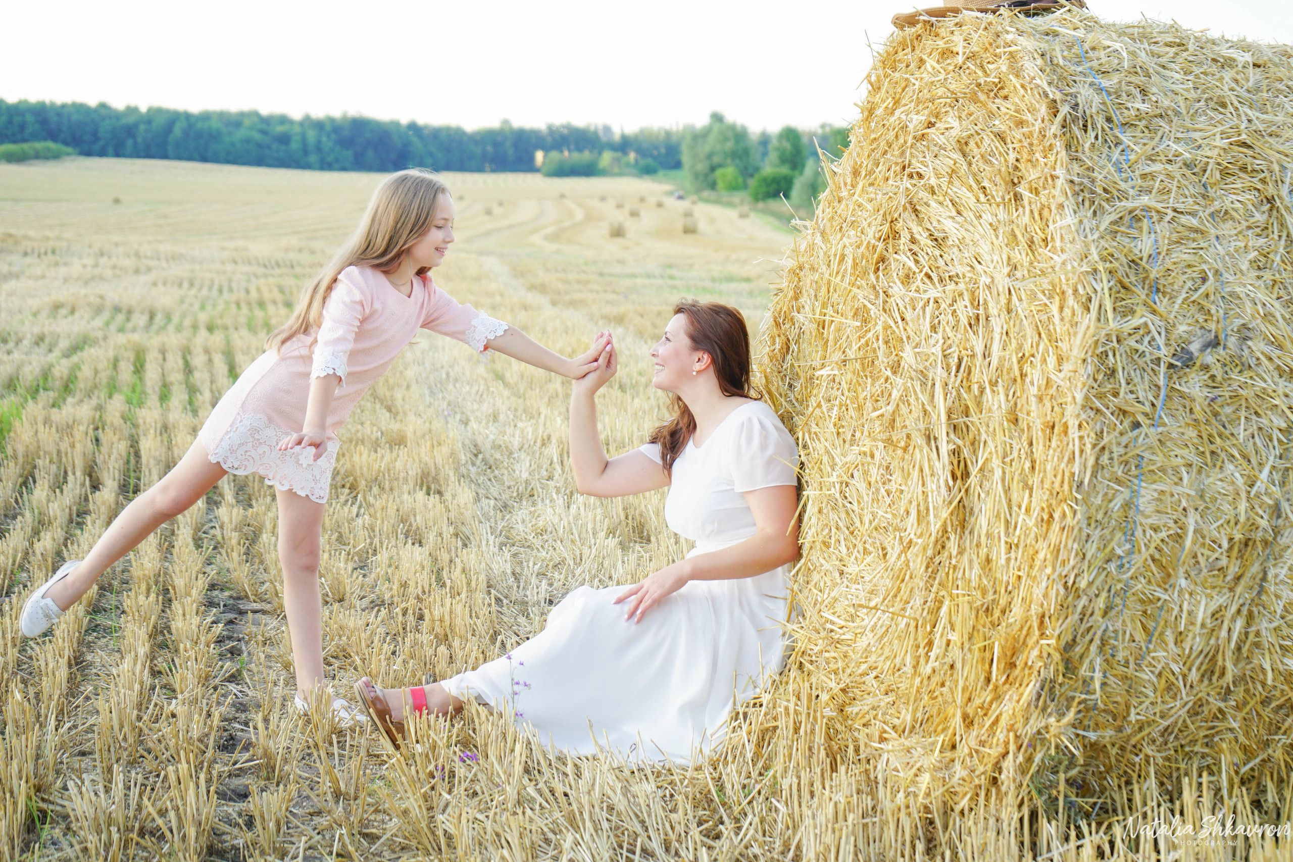 Сімейна фотосесія в полі з рулонами соломи. Сімейний фотограф Київ Наталія Шкаврон