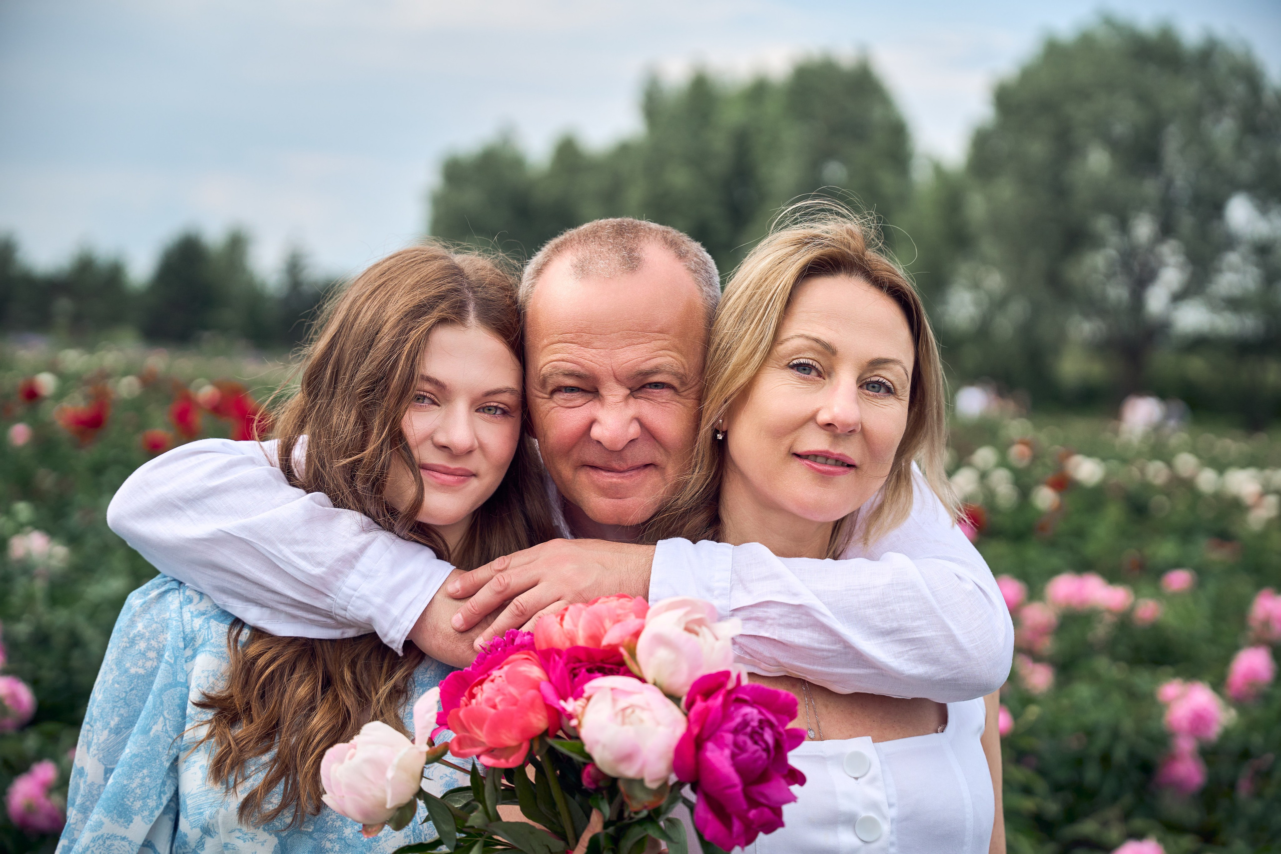 Сімейна фотосесія з піонами у Добропарку. Family photographer in Kiev Natalia Shkavron